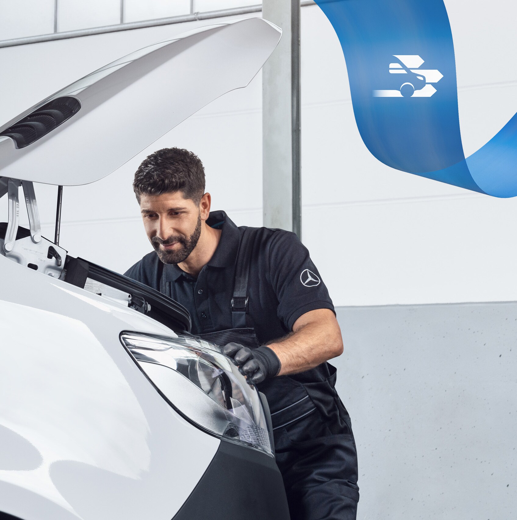Especialista de Mercedes-Benz trabajando en un furgón con herramientas especiales para facilitar al máximo la reparación.