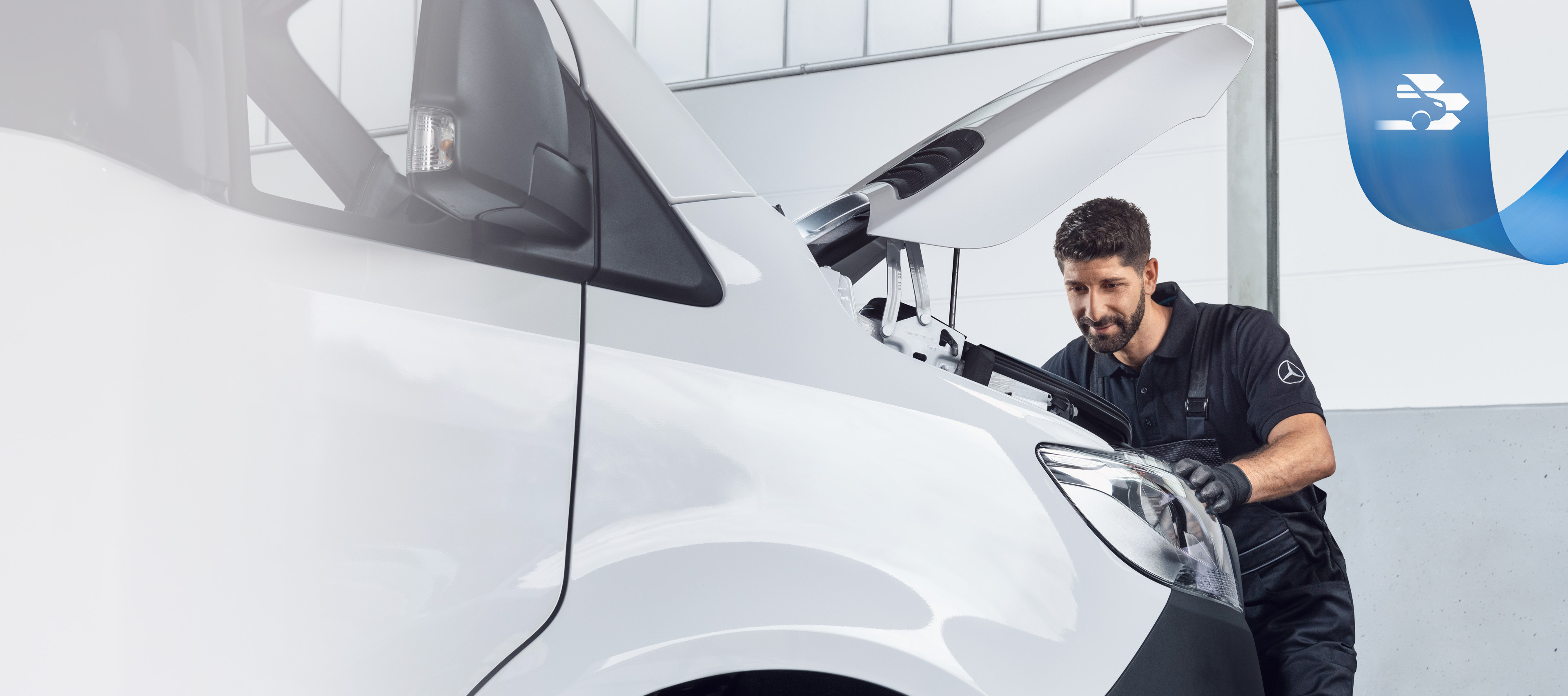 Mercedes-Benz | Ingeniería de calidad de furgones Especialista de Mercedes-Benz trabajando en un furgón con herramientas especiales para facilitar al máximo la reparación.