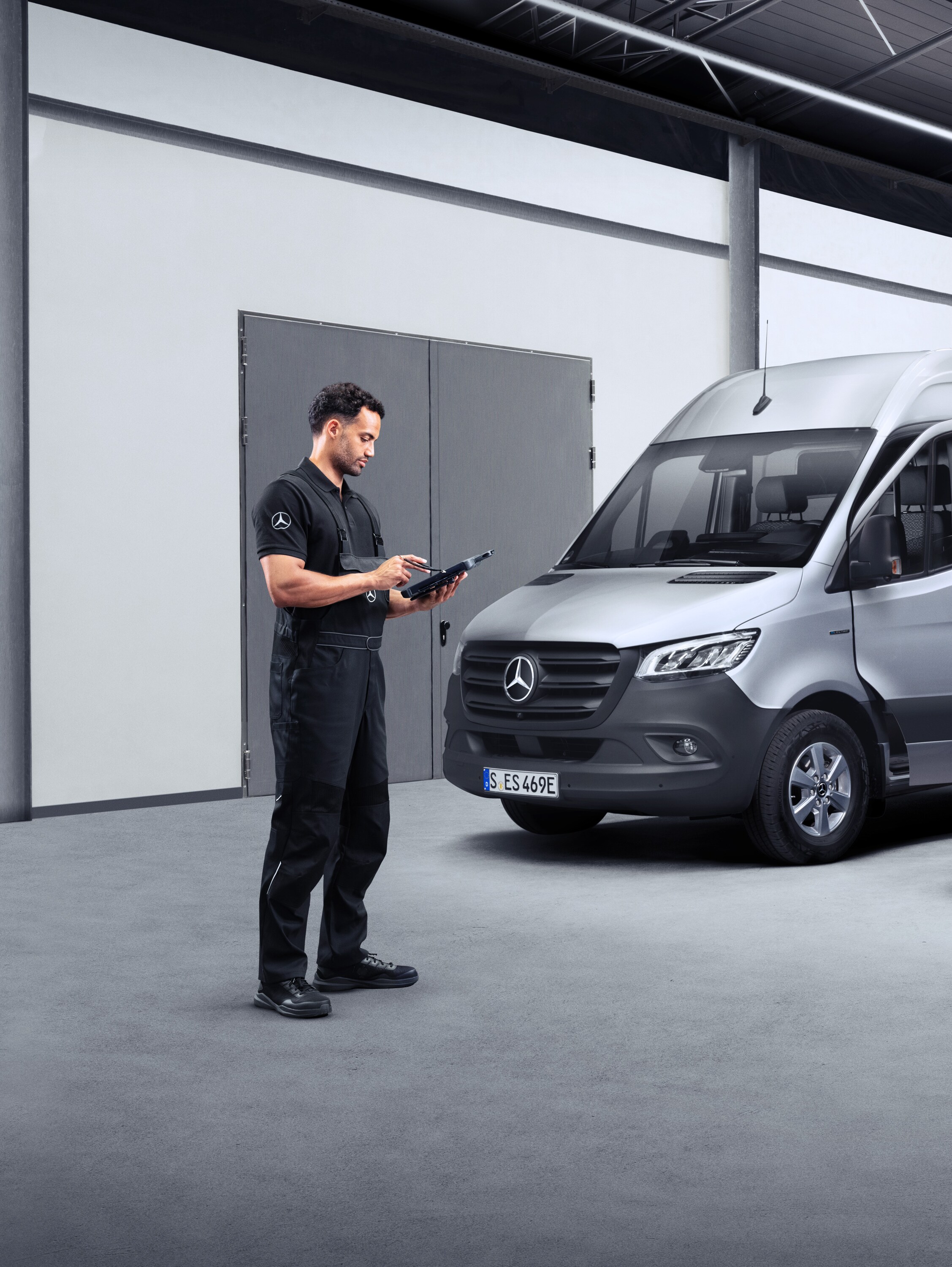 Un técnico frente a dos eVans en una tablet