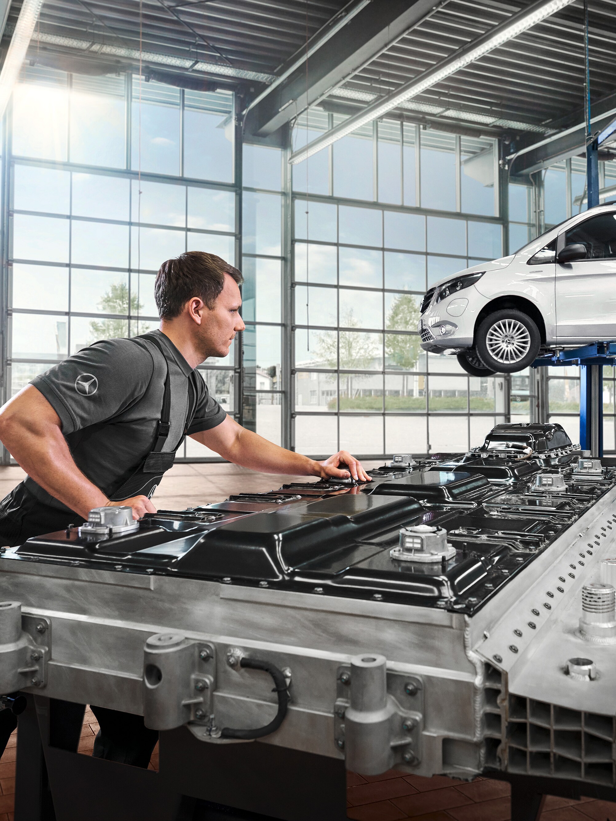 Un técnico comprobando módulos de baterías en el taller.