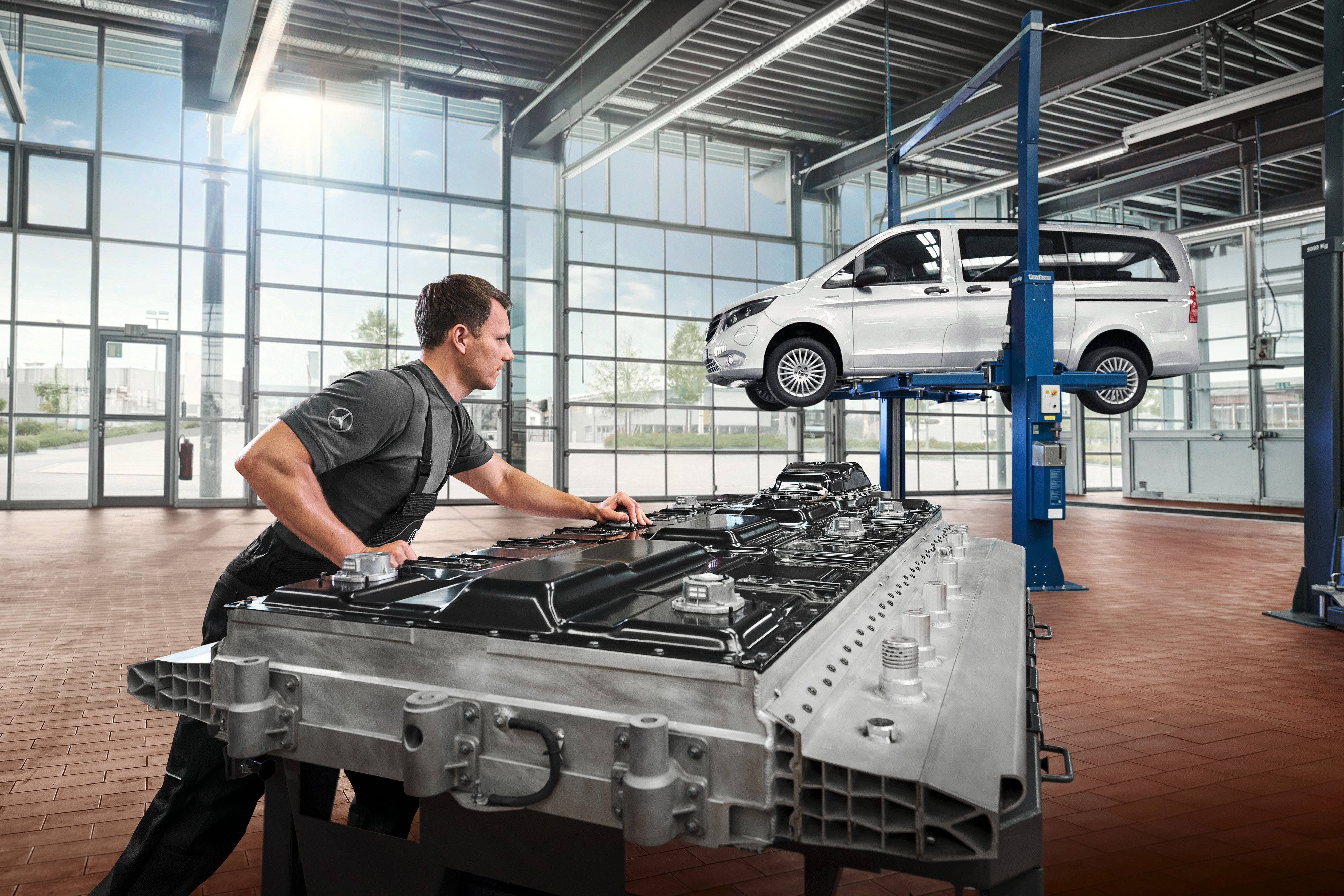 Mercedes-Benz | Servicio para vehículos eléctricos | Reparación de baterías Un técnico comprobando módulos de baterías en el taller.