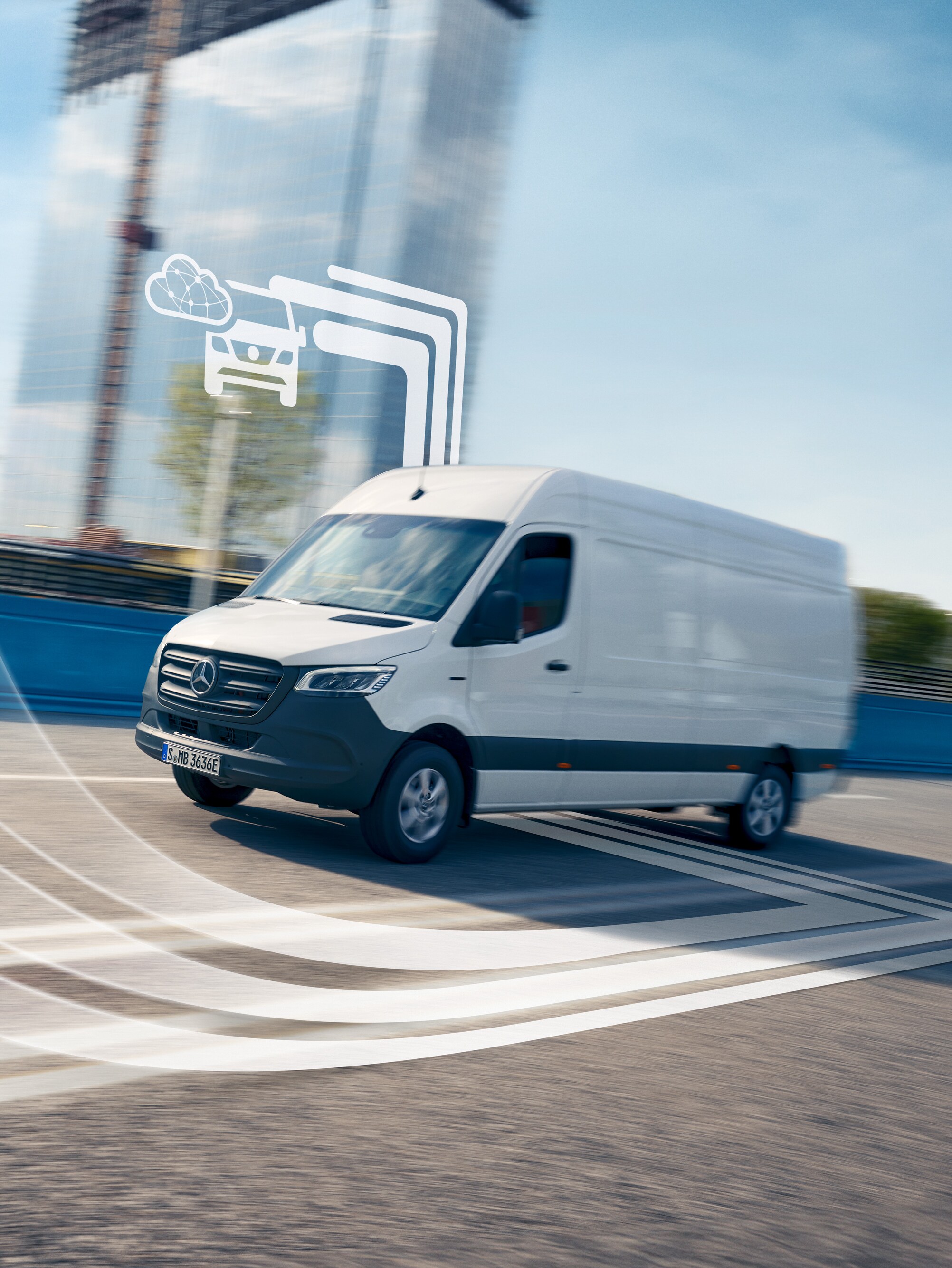 Un furgón Mercedes-Benz Sprinter blanco conectado digitalmente en la carretera.