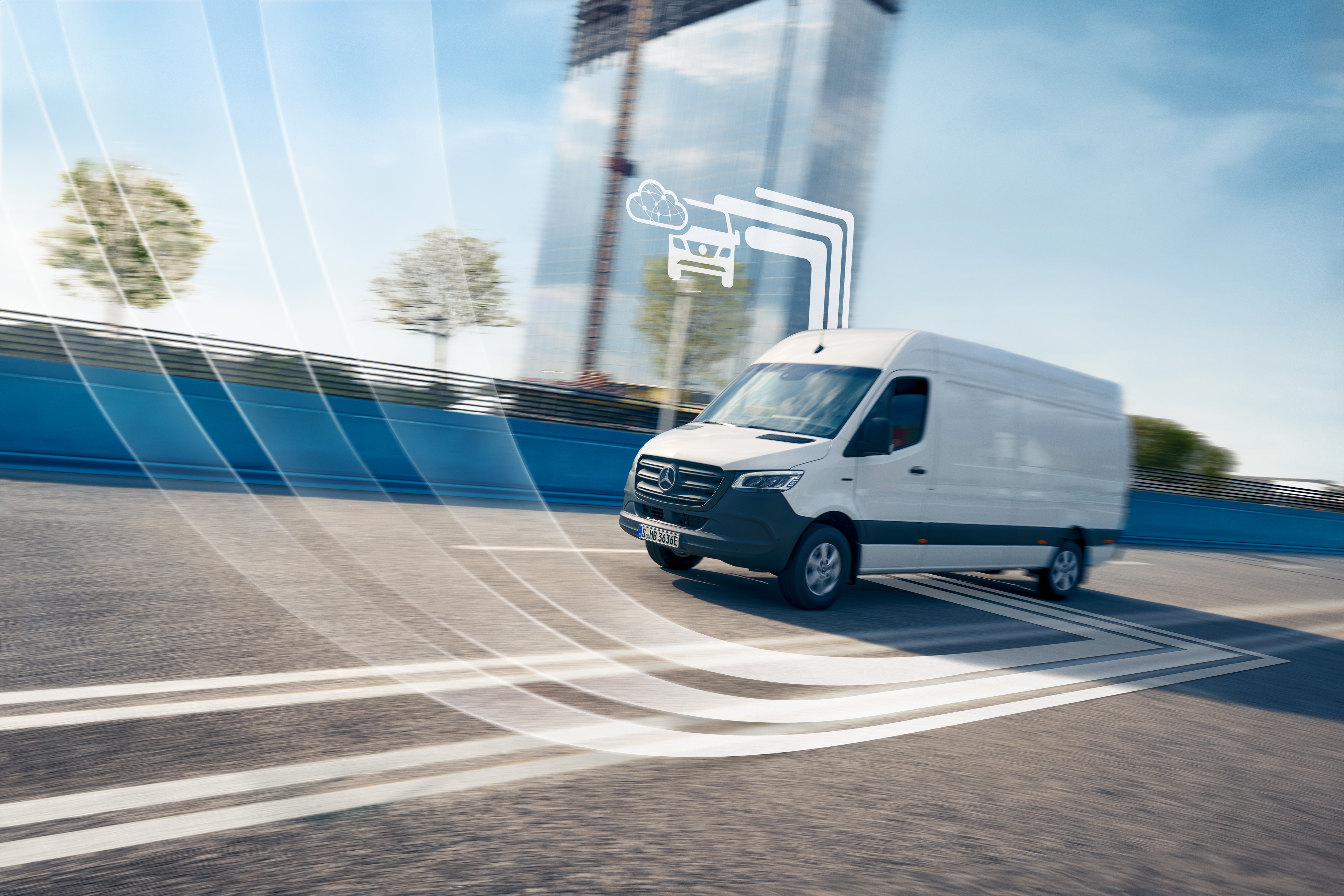 Mercedes-Benz | Servicios para flotas de furgones | Extras digitales Un furgón Mercedes-Benz Sprinter blanco conectado digitalmente en la carretera.
