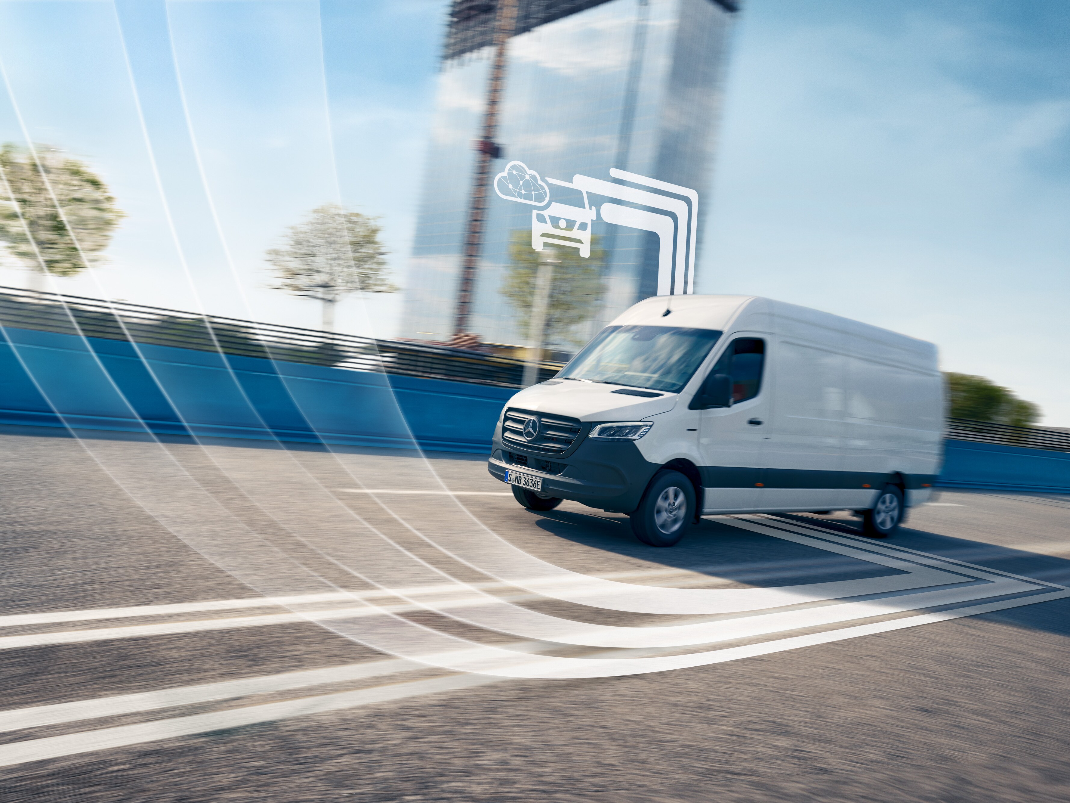 Un furgón Mercedes-Benz Sprinter blanco conectado digitalmente en la carretera.