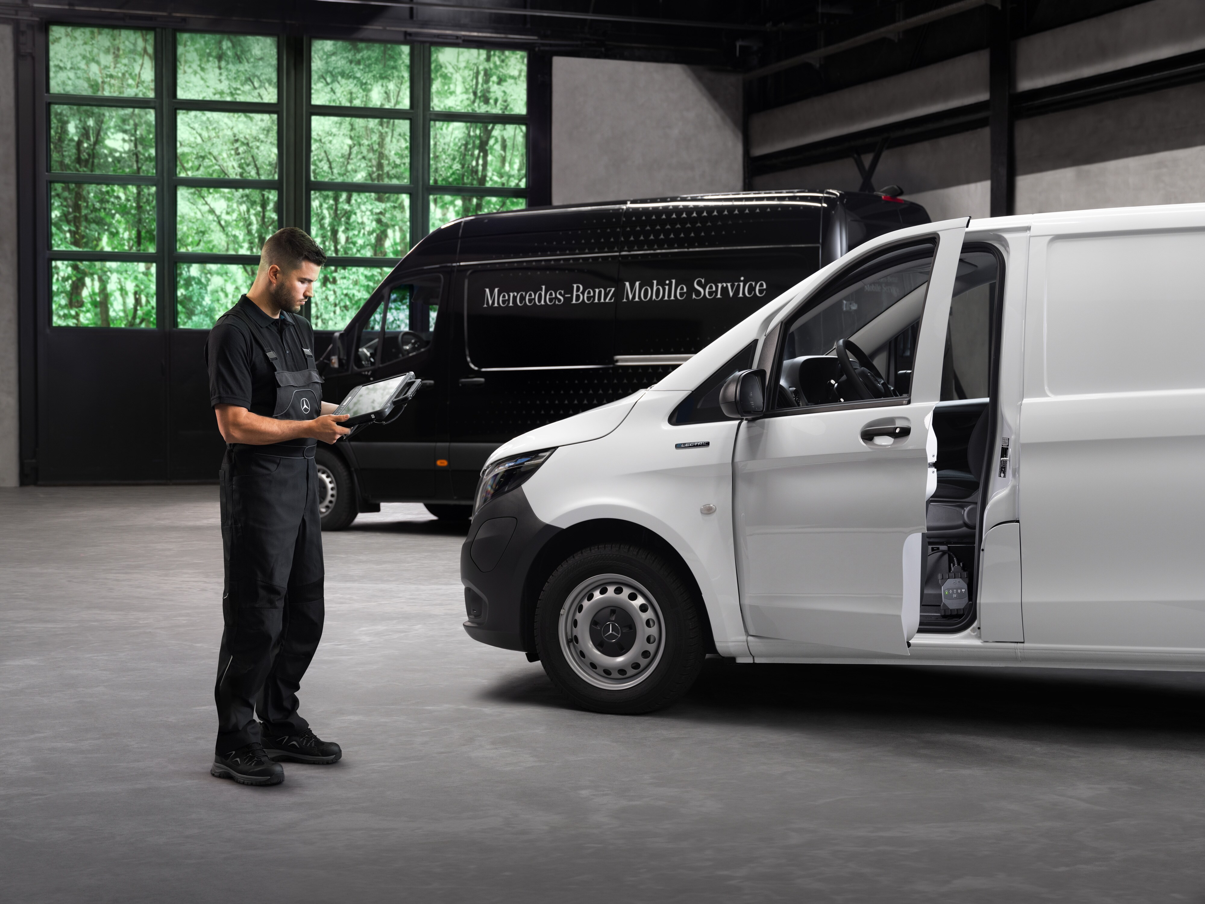 Un técnico revisando una furgoneta Mercedes-Benz Vito blanco en el taller.