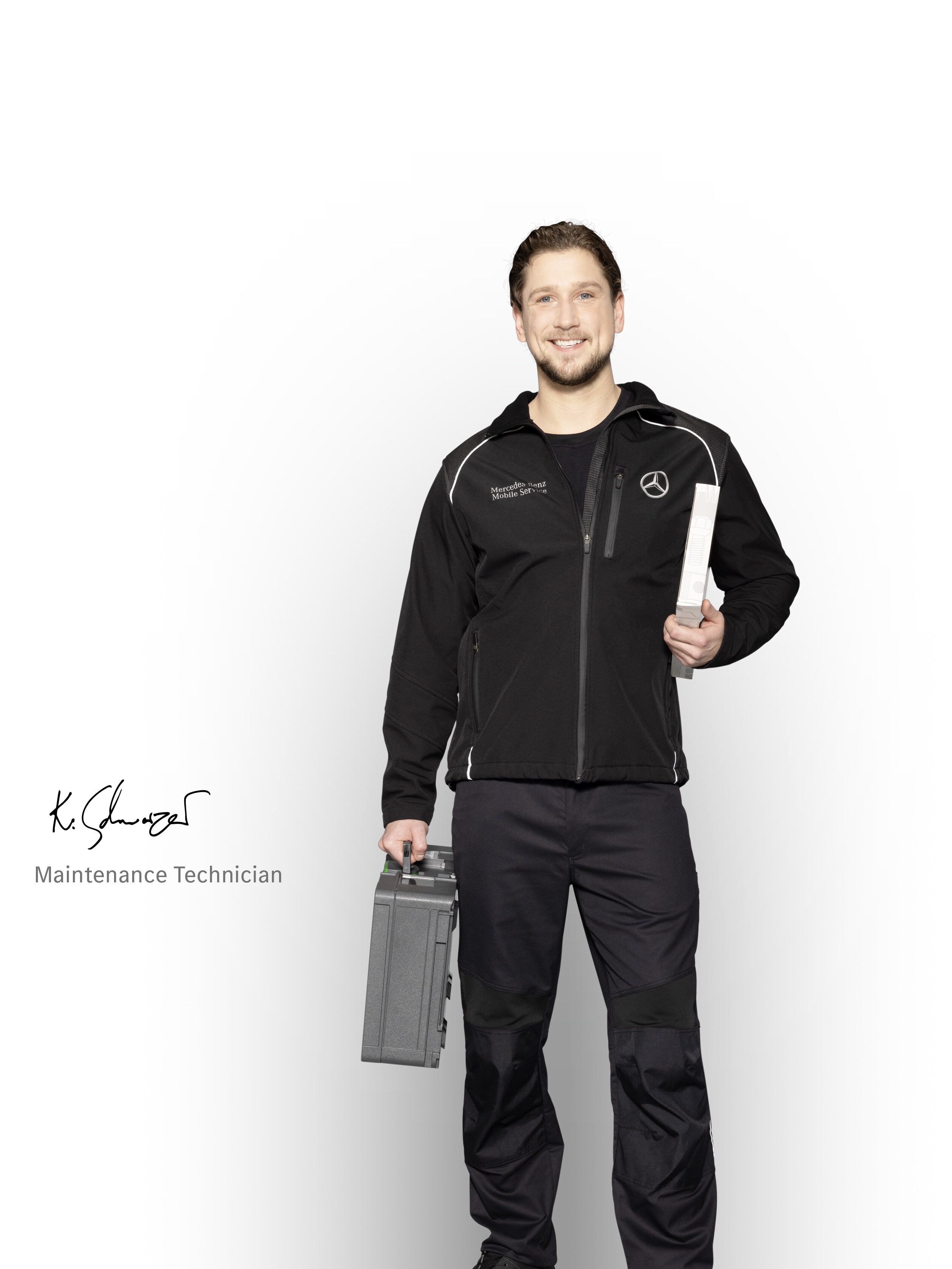 Técnico de mantenimiento de servicio móvil Mercedes-Benz listo para prestar apoyo.