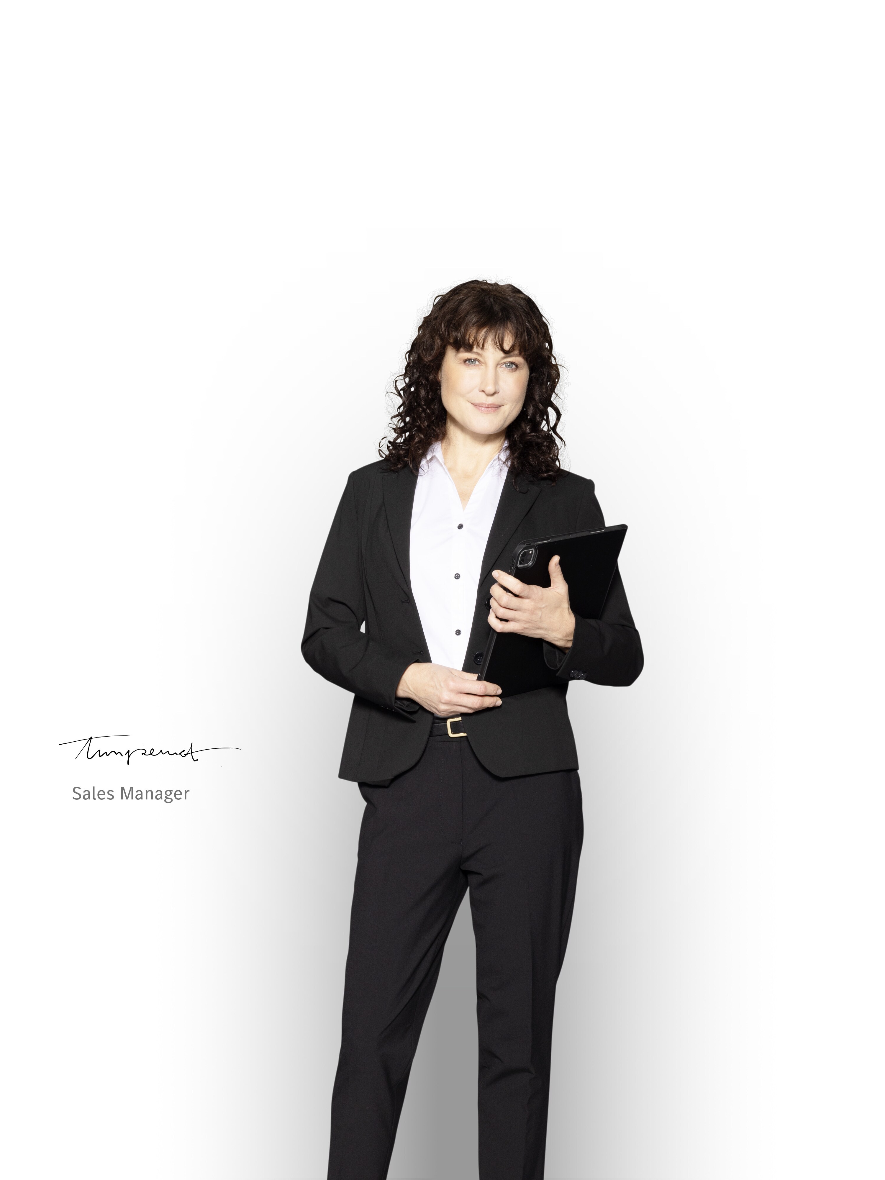 Jefe de ventas de Mercedes-Benz con una tablet listo para informar sobre los paquetes de servicios.