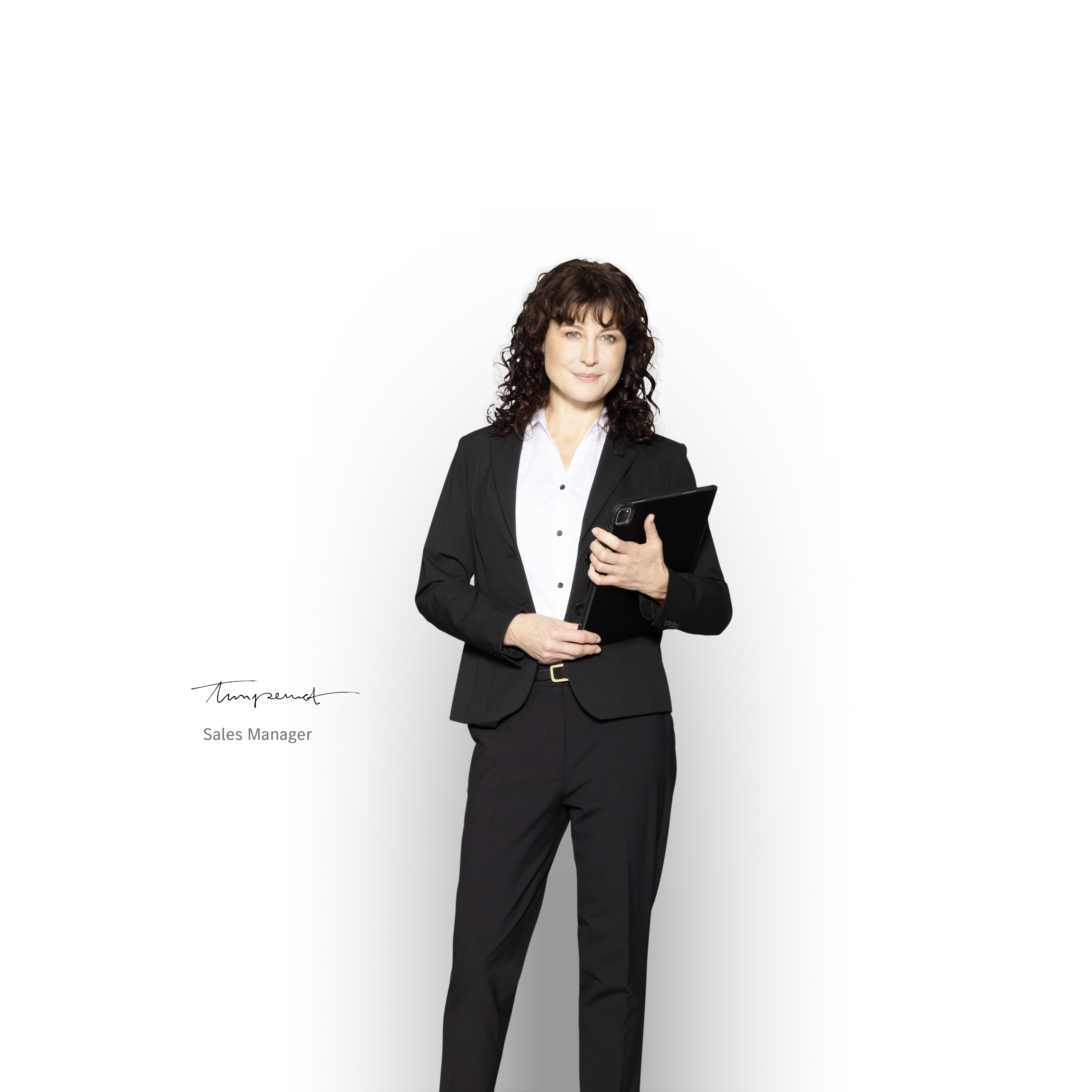 Mercedes-Benz | ServiceCare para furgones Jefe de ventas de Mercedes-Benz con una tablet listo para informar sobre los paquetes de servicios.