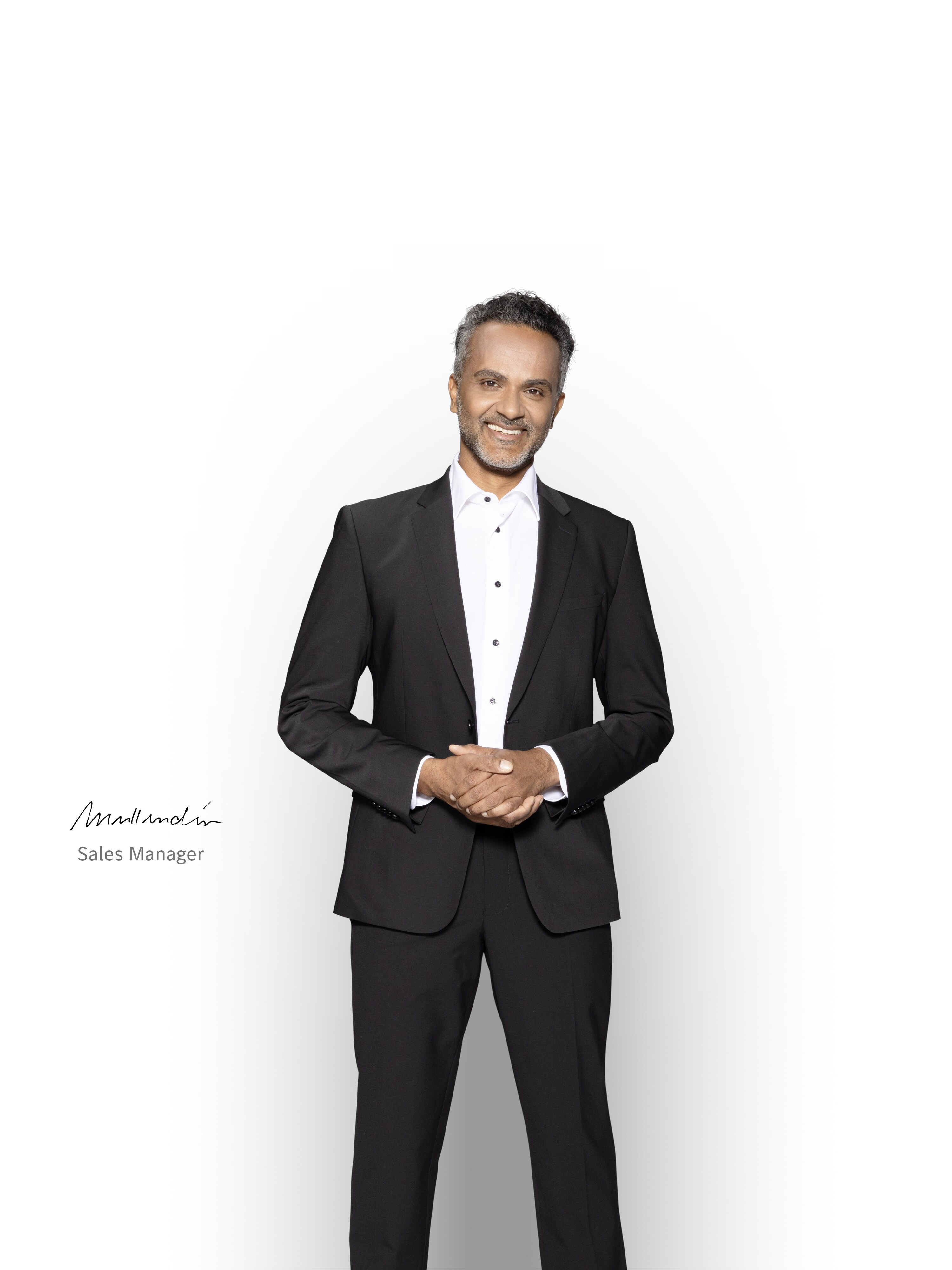 Gerente de ventas sonriente, atento a garantizar el apoyo con tu furgón eléctrico Mercedes-Benz.