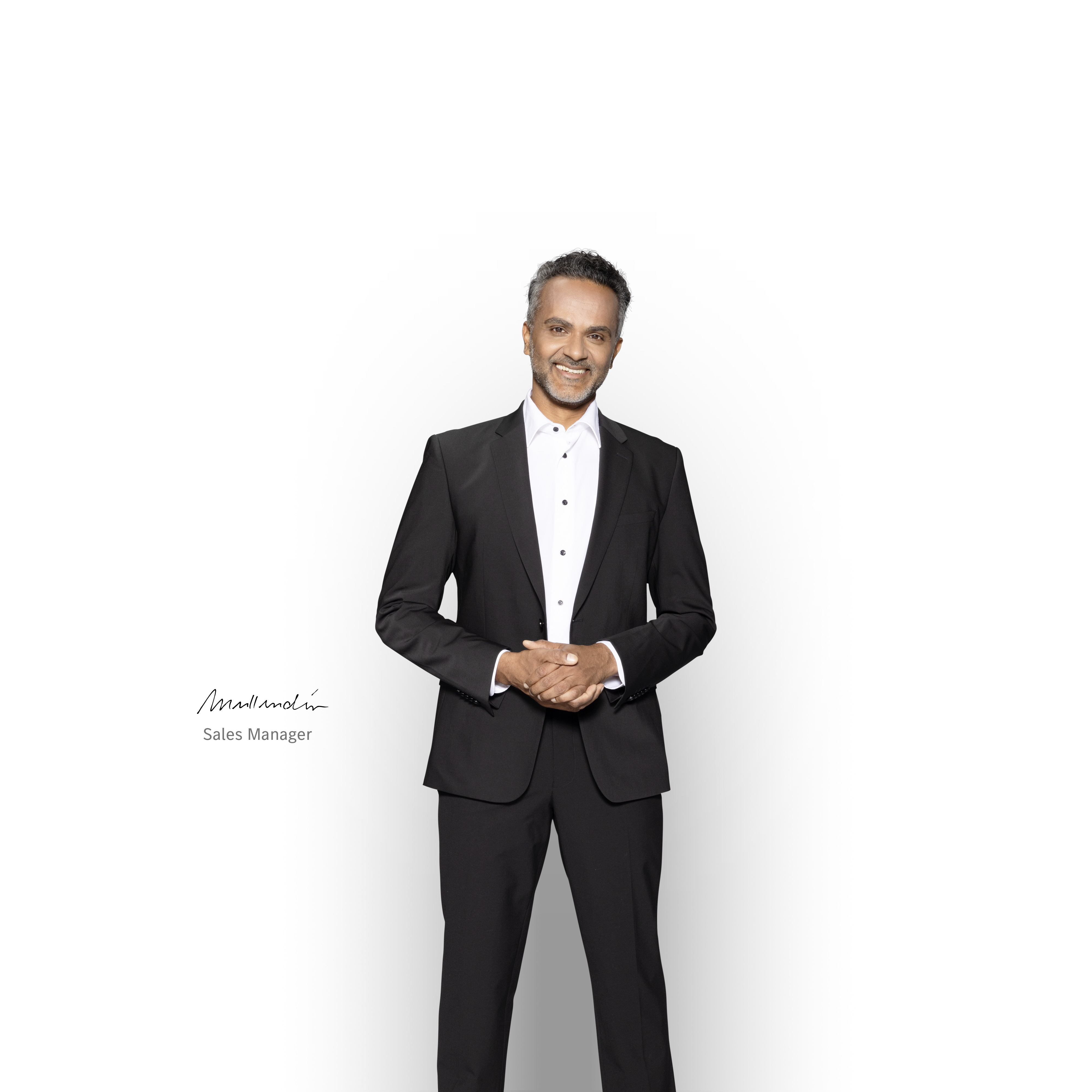 Mercedes-Benz | Servicio para vehículos eléctricos Gerente de ventas sonriente, atento a garantizar el apoyo con tu furgón eléctrico Mercedes-Benz.