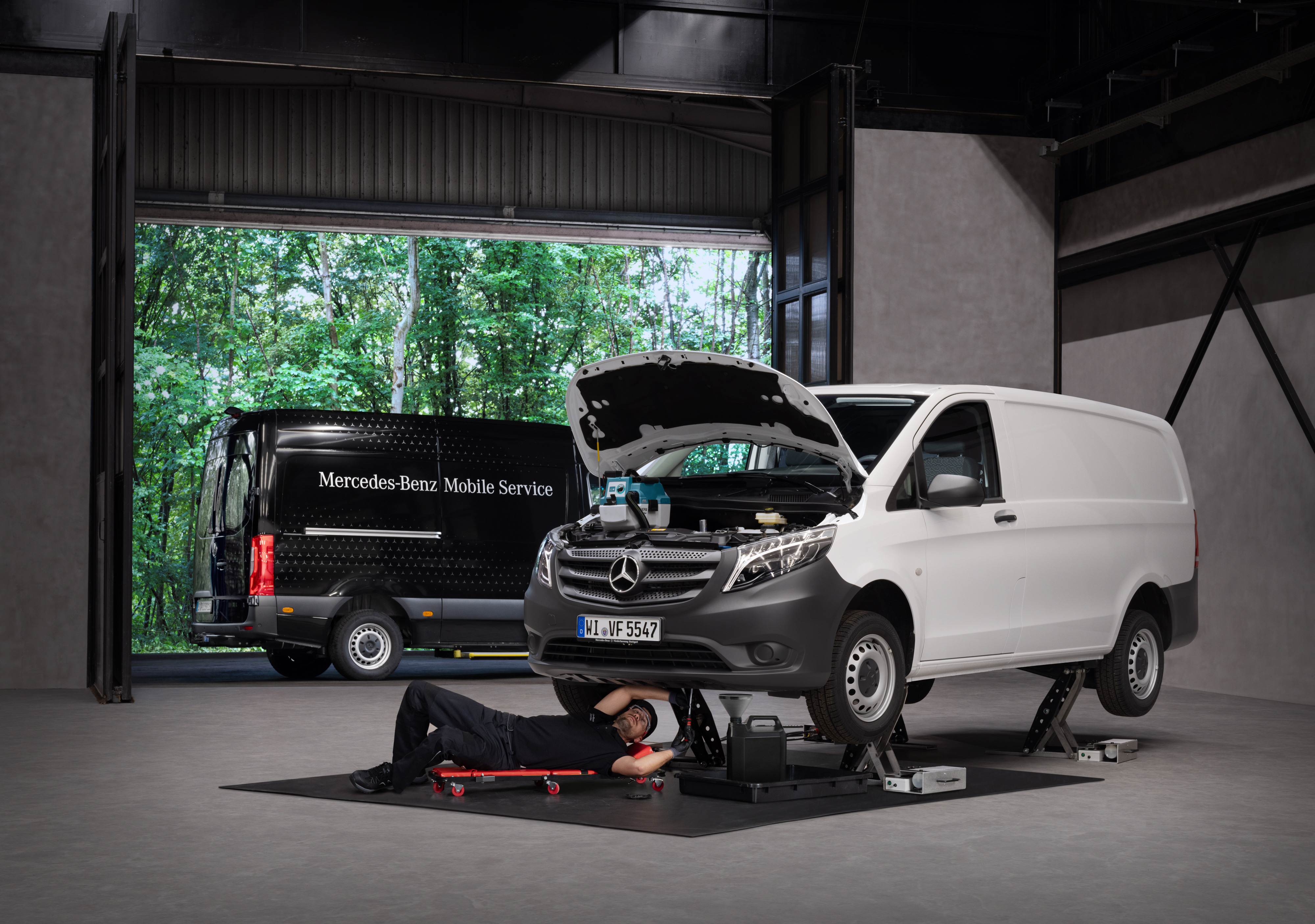 Mercedes-Benz | Servicio móvil | Mantenimiento y reparación Un técnico reparando un furgón Mercedes-Benz Vito blanco.