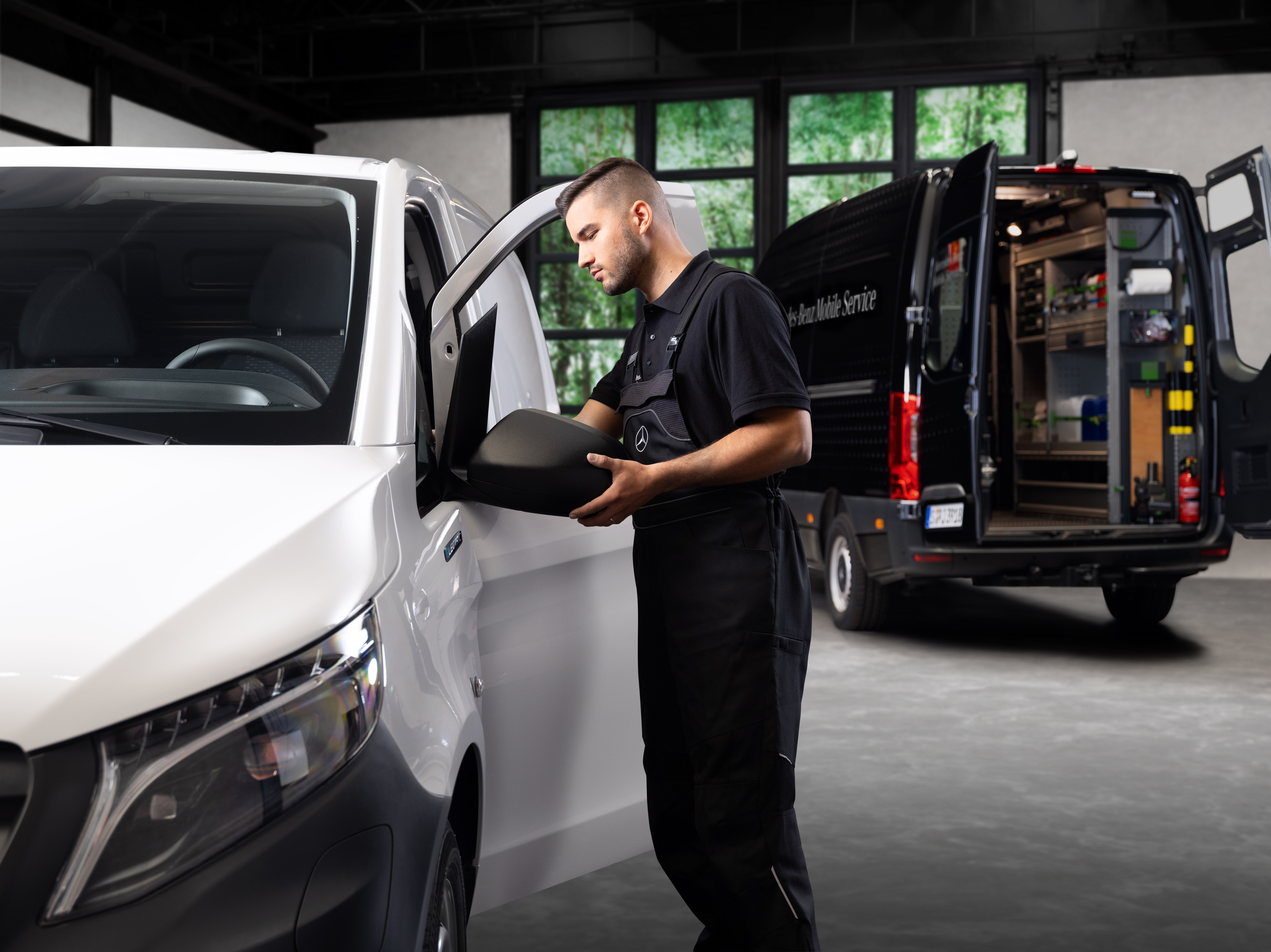 Mercedes-Benz | Servicio móvil | Recambios originales Un técnico sustituye un retrovisor exterior en un furgón Mercedes-Benz Vito blanco.