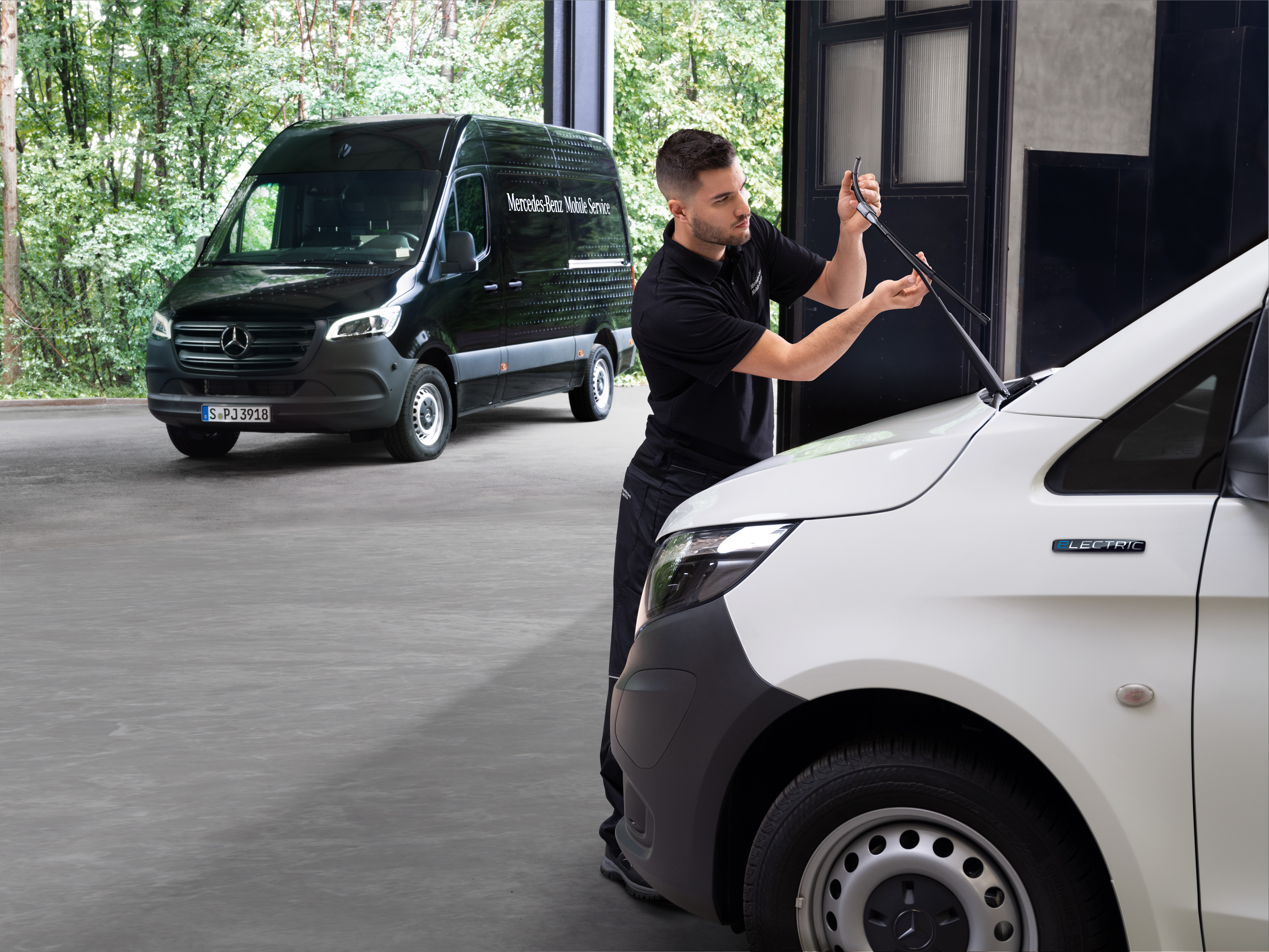 Mercedes-Benz | Servicio móvil | Otros servicios Un técnico cambiando las escobillas limpiaparabrisas de un furgón Mercedes-Benz Vito blanco.