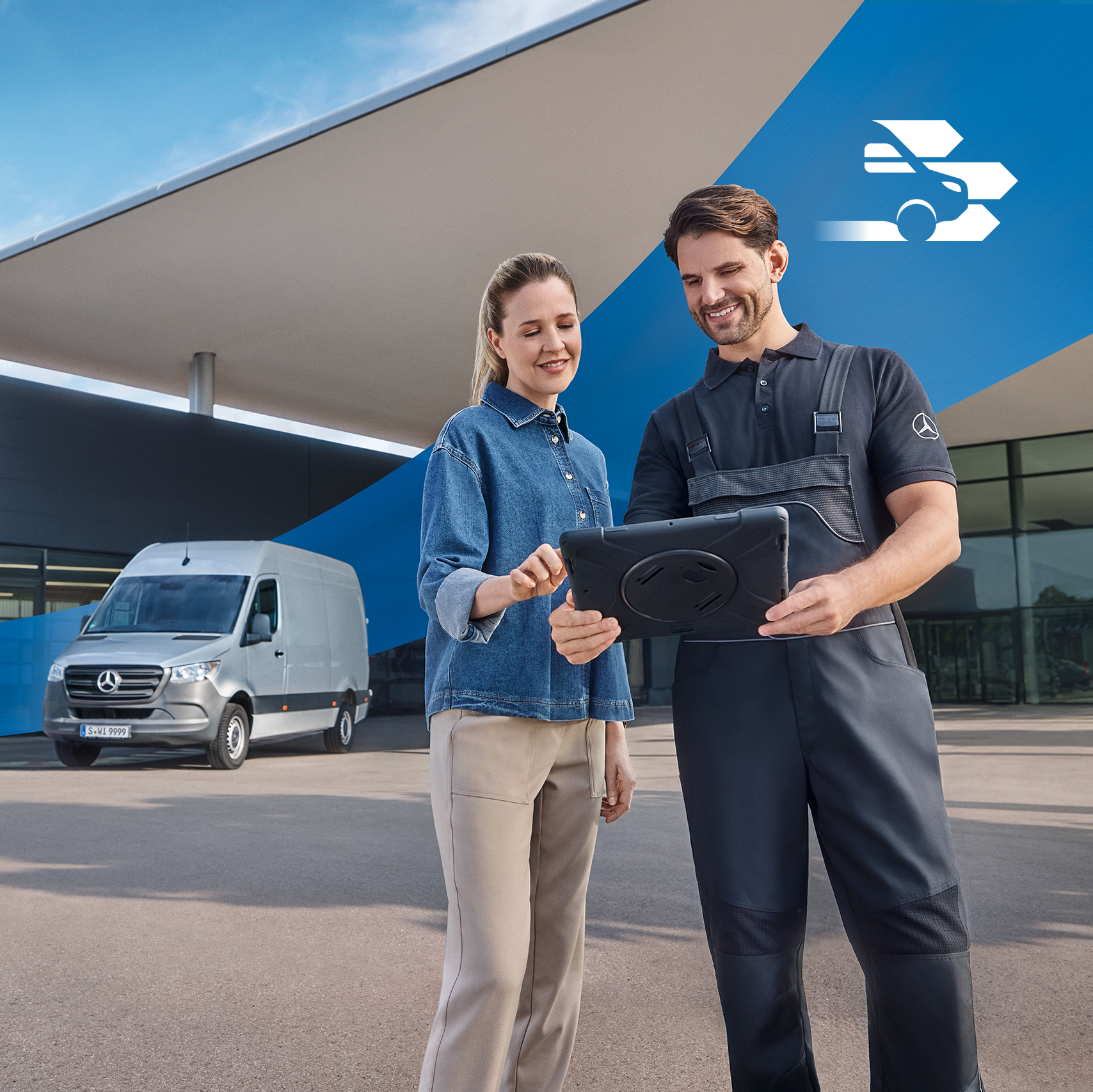 Mercedes-Benz | Servicios de un vistazo Un técnico de Mercedes-Benz hablando con un cliente delante de un concesionario - servicio integral de vehículos industriales para clientes de Mercedes-Benz.