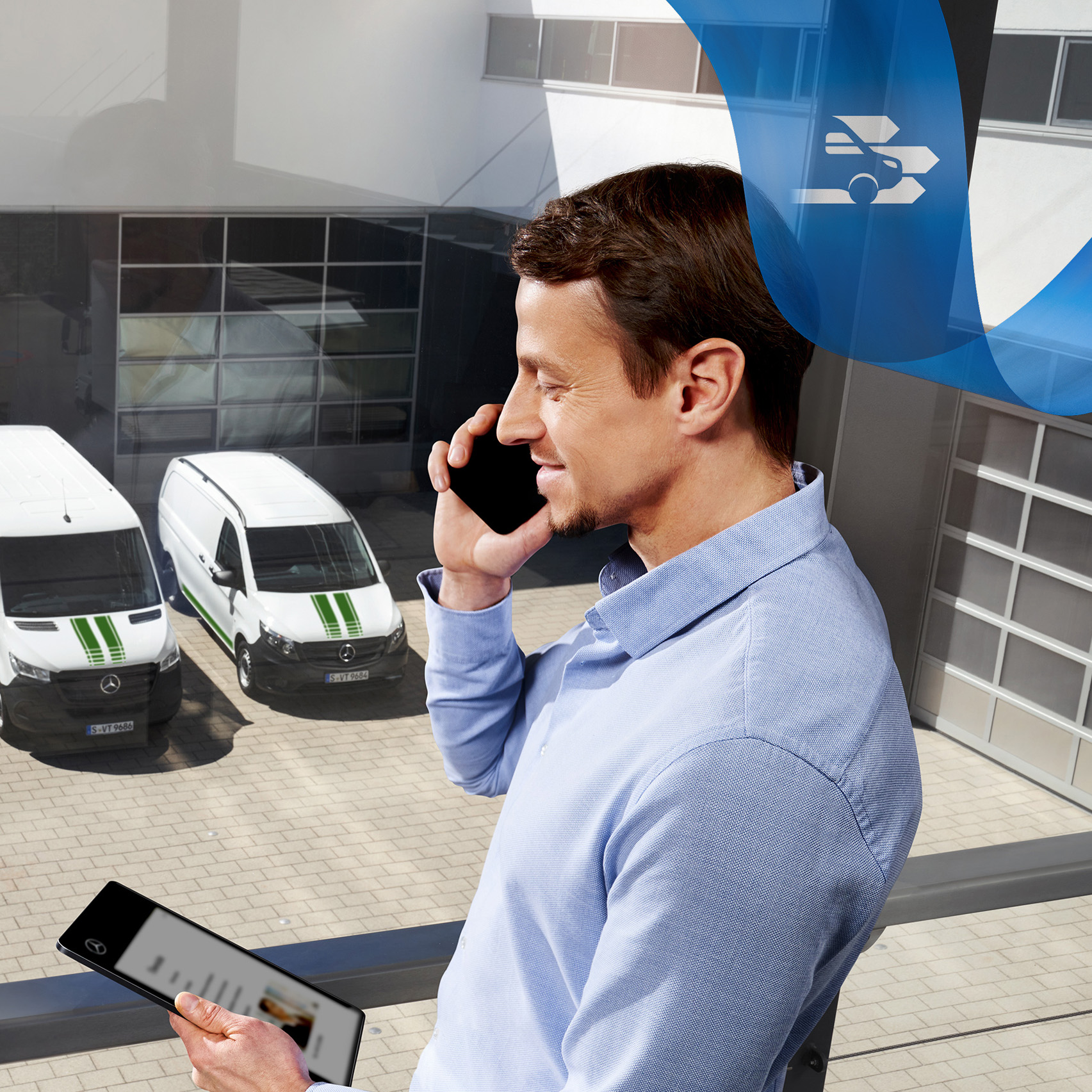 Mercedes-Benz | Servicios para flotas de furgones Un hombre hablando por teléfono mientras mira una tablet, con una serie de furgones Mercedes-Benz de fondo.