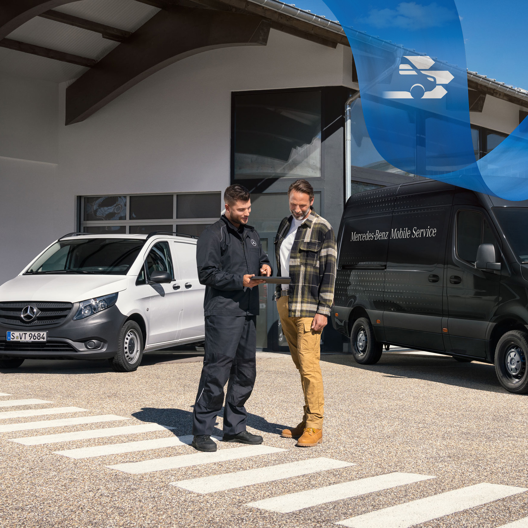 Mercedes-Benz | Servicio móvil para furgonetas Dos hombres conversando delante de una furgoneta Mercedes-Benz Vito blanca y una furgoneta Mercedes-Benz Sprinter negra.