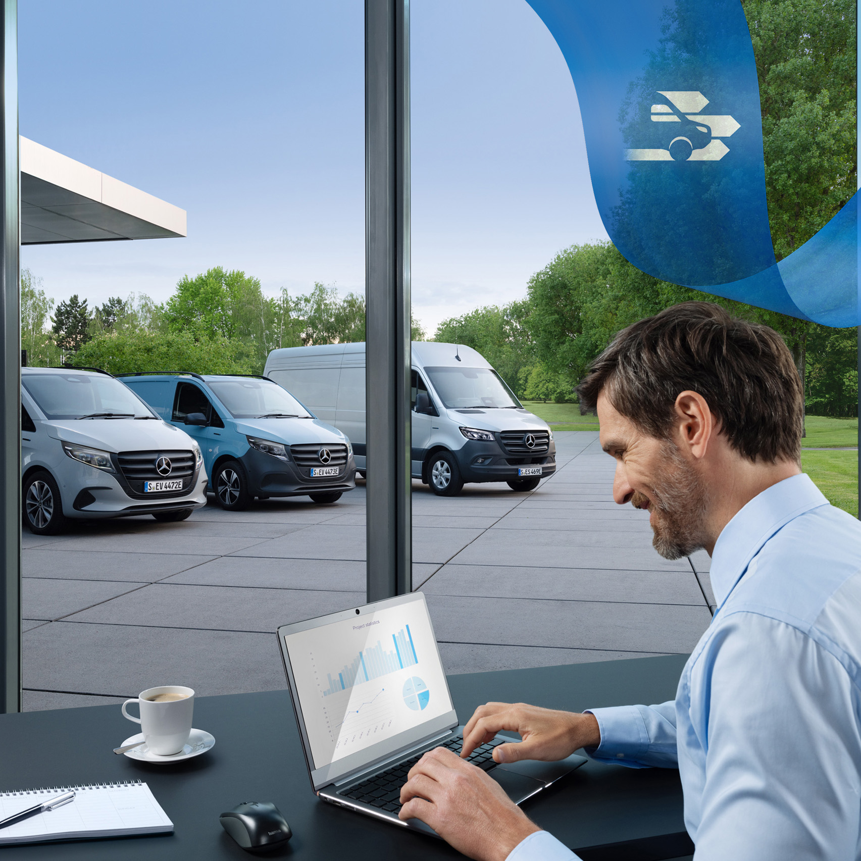 Mercedes-Benz | ServiceCare para furgones Un hombre utilizando un ordenador portátil en una oficina con una serie de furgones Mercedes-Benz de fondo.