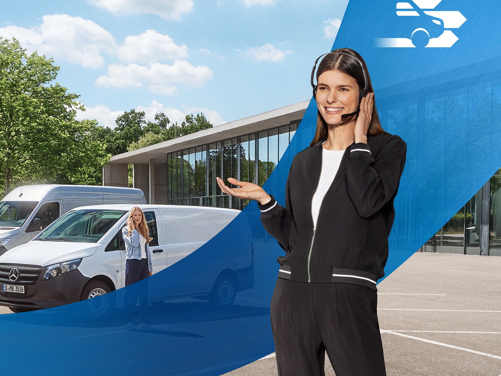 Operadora de Call Center con auriculares en un aparcamiento delante de un furgón Mercedes-Benz, atendiendo el furgón.