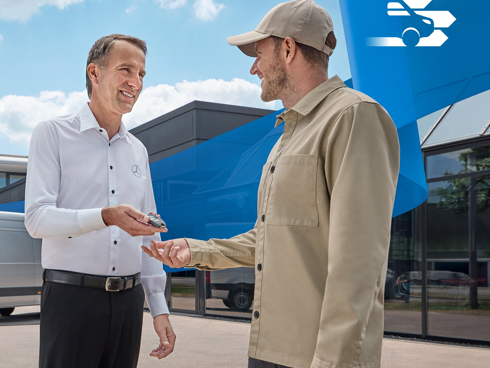 Dos hombres conversando sobre el servicio de movilidad de Mercedes-Benz: facilidad de entrega y soluciones de movilidad flexibles para los clientes.