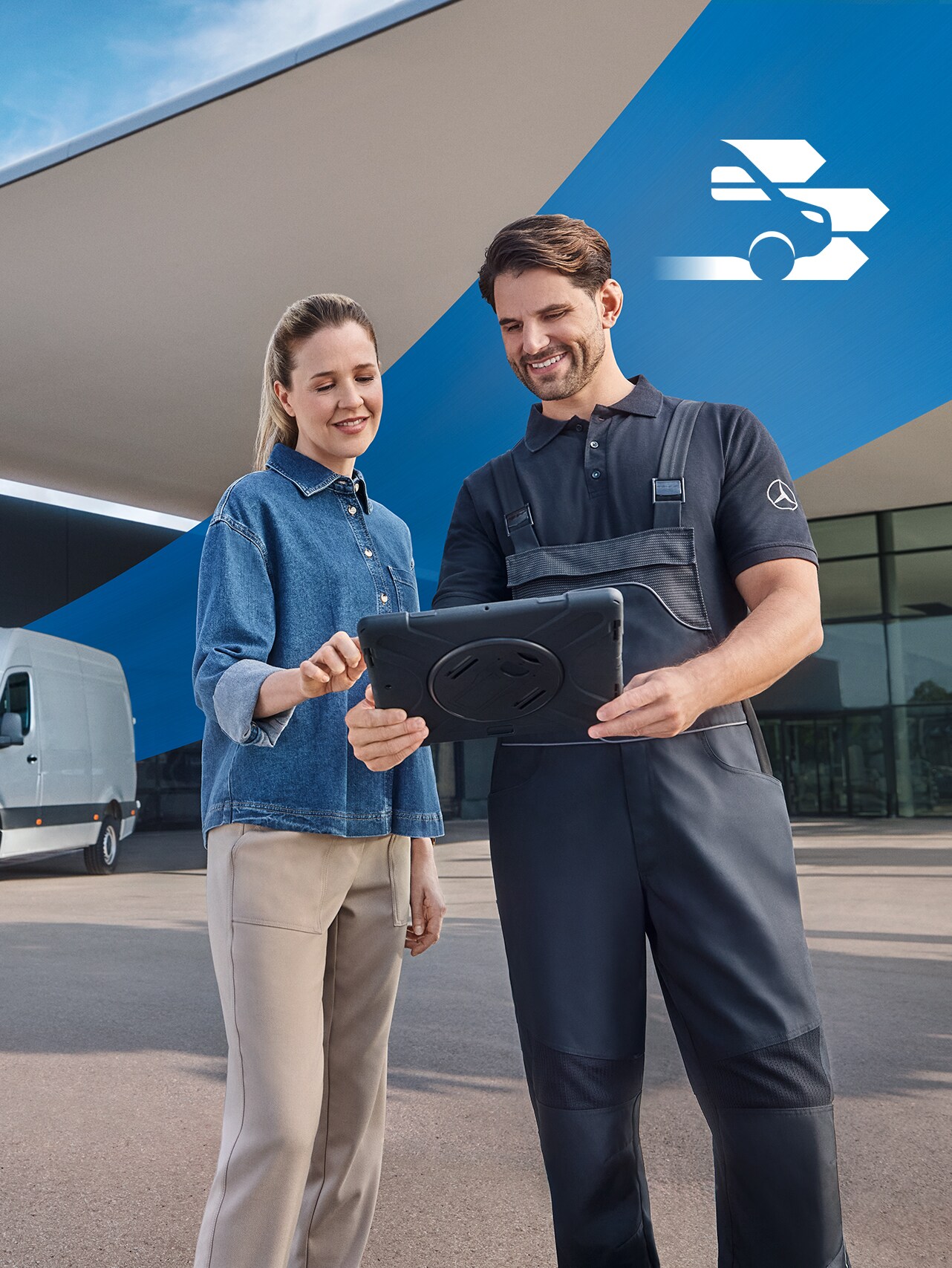 Dos personas delante de un concesionario: servicio integral de vehículos industriales para clientes de Mercedes-Benz.