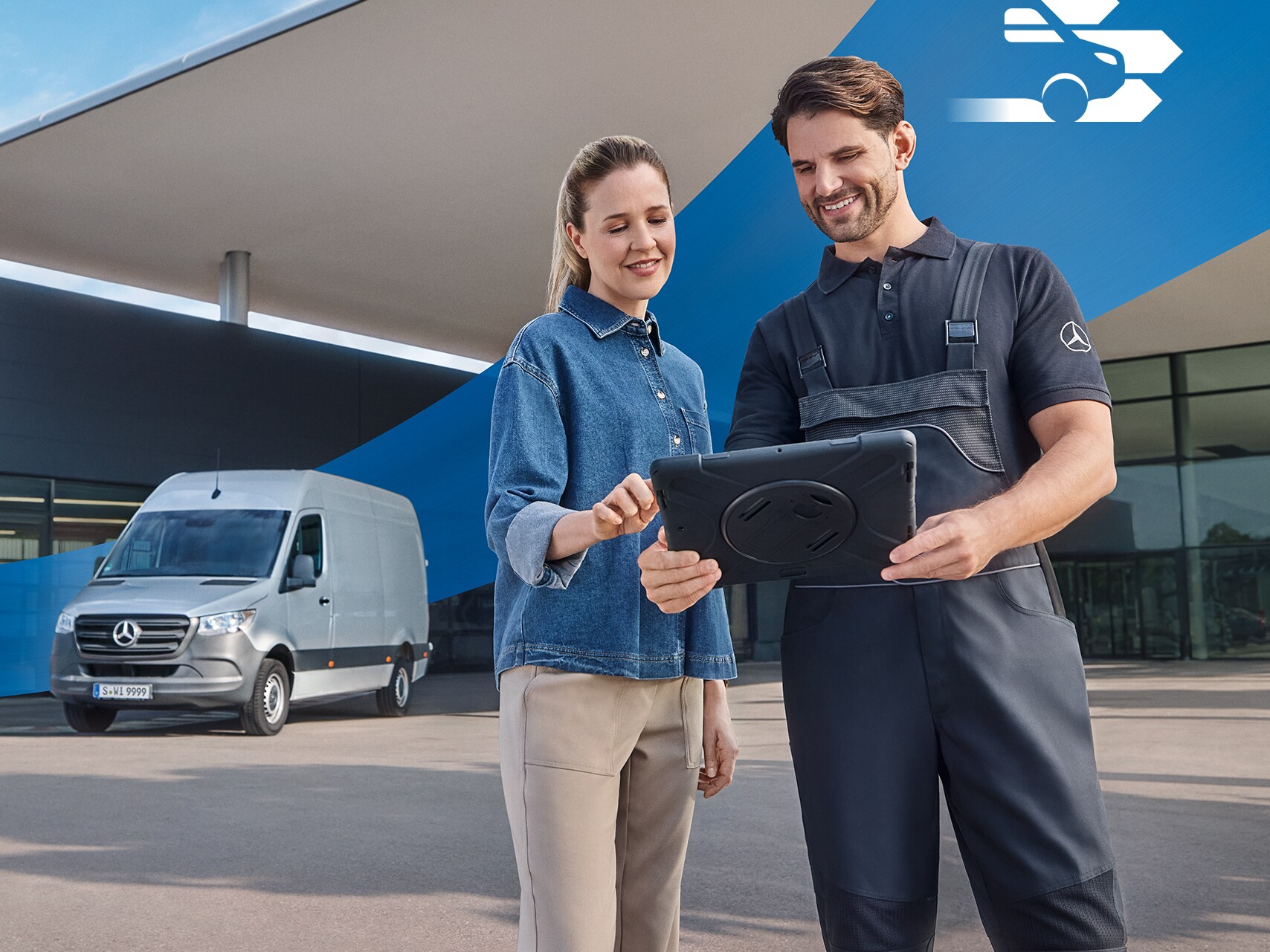 Dos personas delante de un concesionario: servicio integral de vehículos industriales para clientes de Mercedes-Benz.