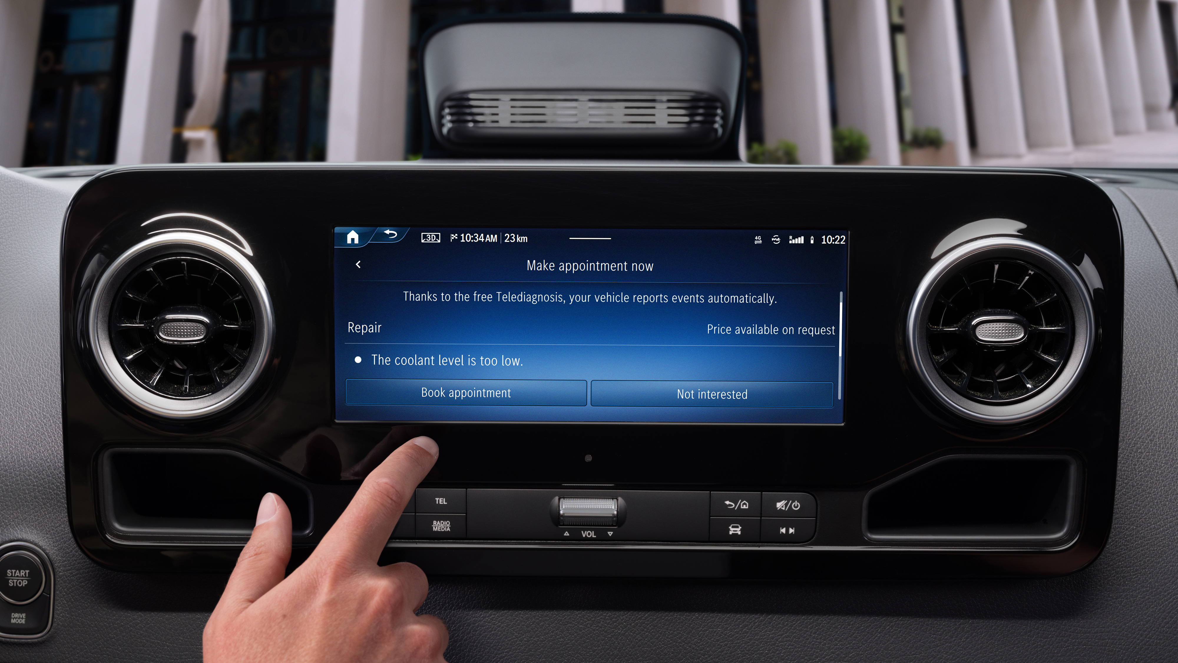 Mercedes-Benz | Tecnología de furgones | OSA Imagen mostrando el dedo de una persona pulsando la pantalla en el coche para reservar una cita a través de la Mercedes-Benz Service App.