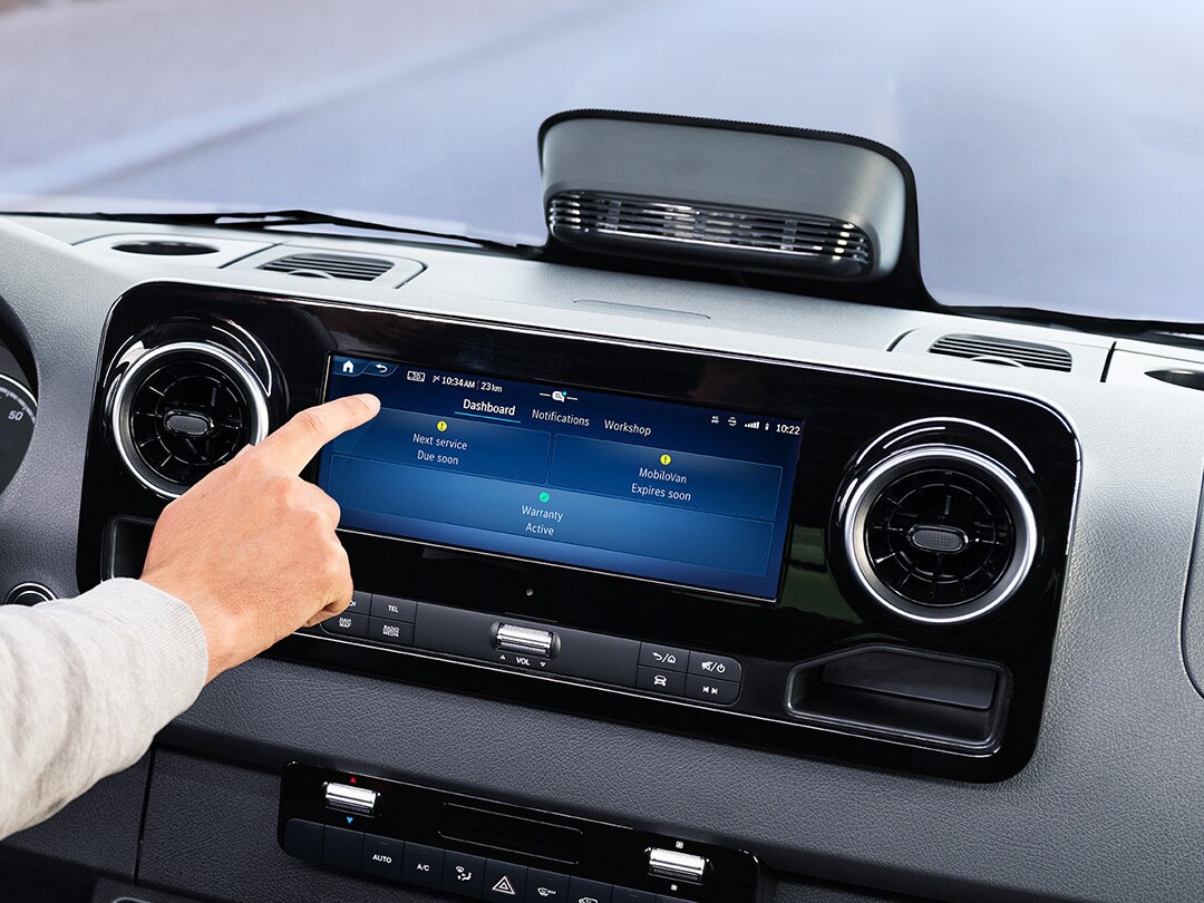 Conductor utilizando la aplicación Service en la pantalla del vehículo para consultar los datos del vehículo y las opciones de servicio.