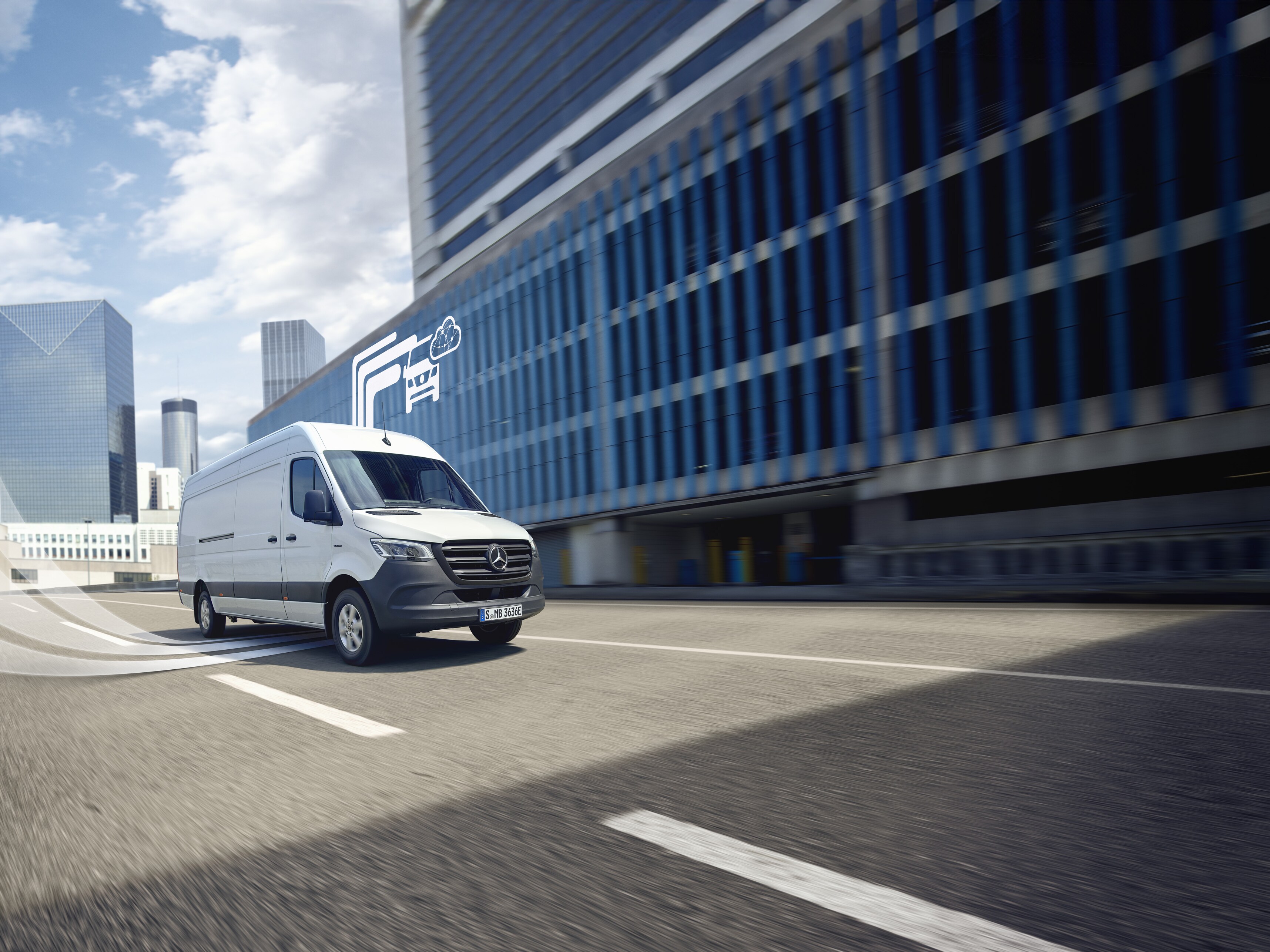 Furgón Mercedes-Benz circulando por la ciudad, conectado en red para optimizar el tiempo de actividad de Mercedes-Benz y el monitoreo del vehículo.