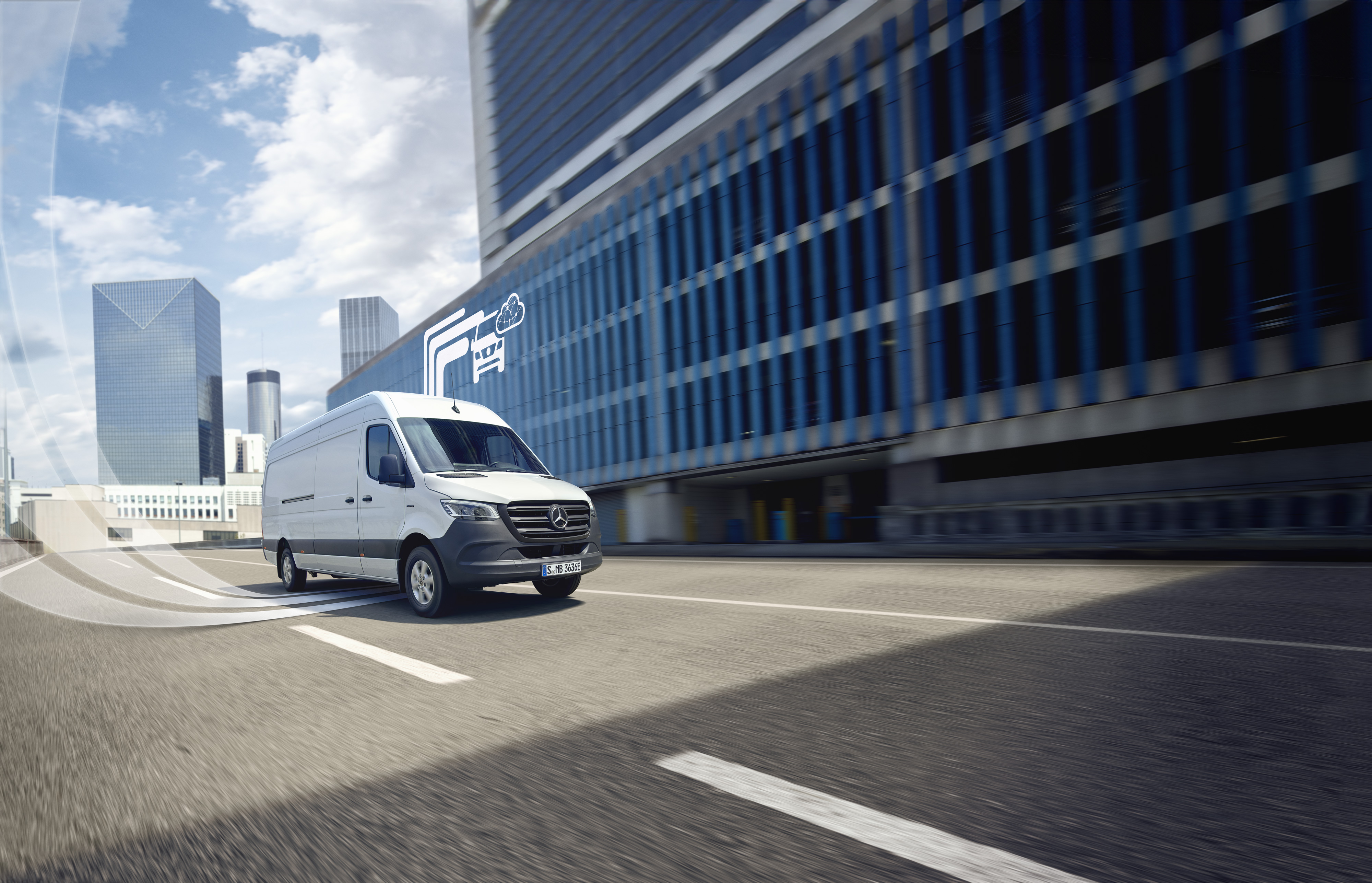 Mercedes-Benz | Tecnología para furgones | Van Uptime Monitor Furgón Mercedes-Benz circulando por la ciudad, conectado en red para optimizar el tiempo de actividad de Mercedes-Benz y el monitoreo del vehículo.