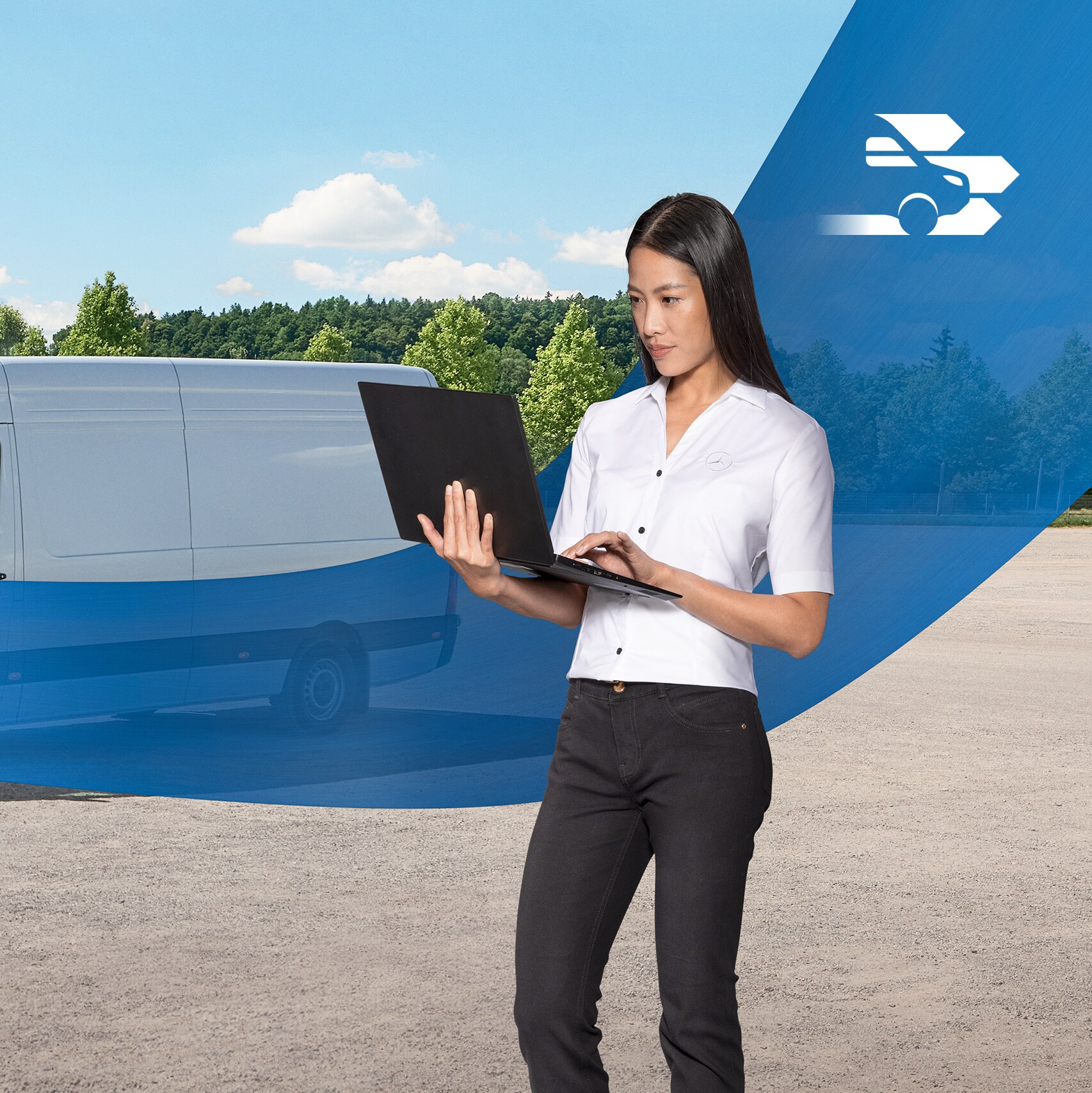 Mujer con un ordenador portátil en la mano delante de un furgón blanco, con un lazo azul atravesando la imagen. El capó transparente simboliza el diagnóstico de Mercedes-Benz.