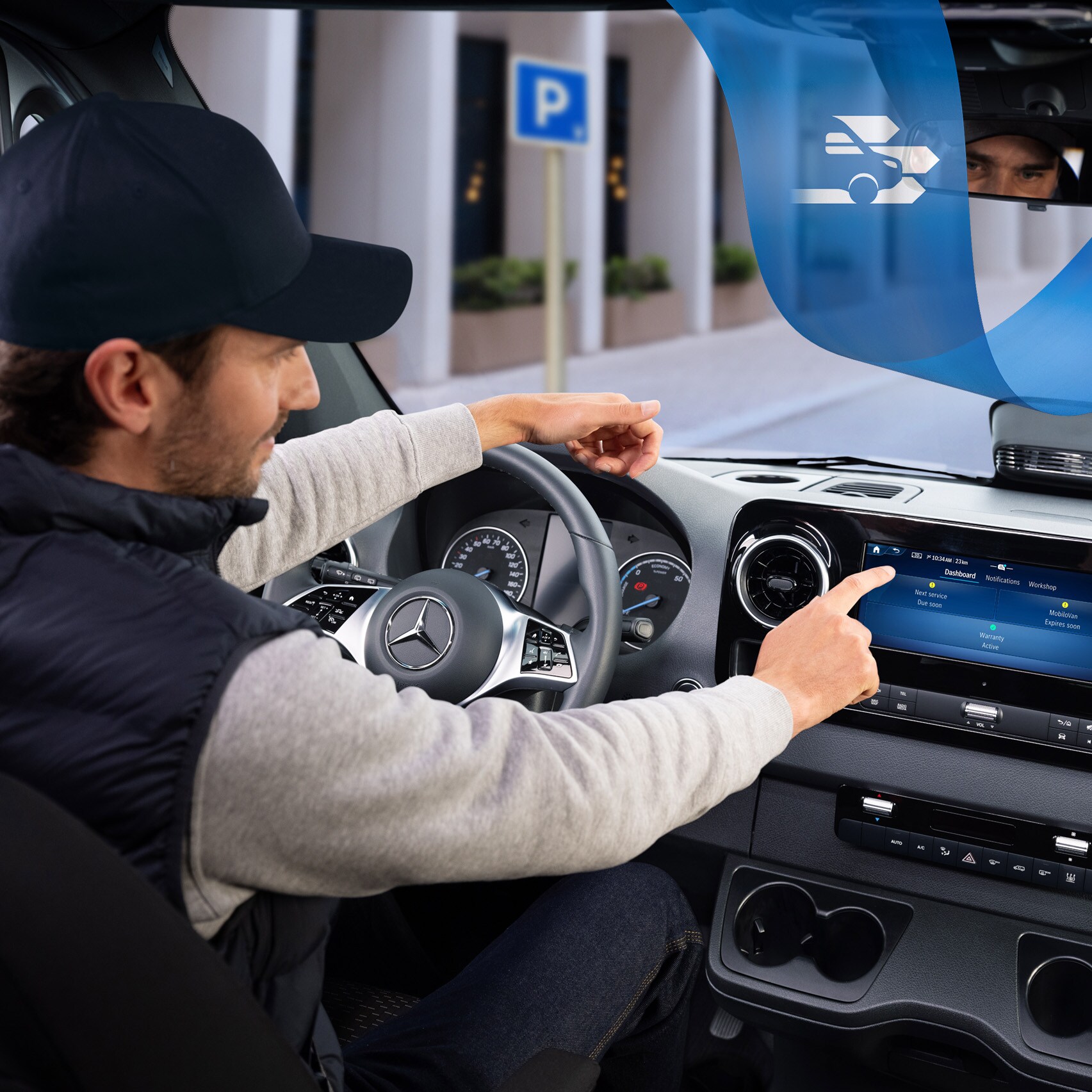 Conductor utilizando la Mercedes-Benz Service App en el vehículo para reservar y gestionar cómodamente una cita de servicio.