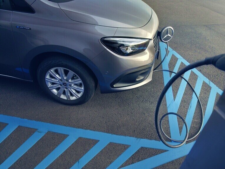 El Mercedes-Benz eCitan Tourer cargando en una estación de recarga.
