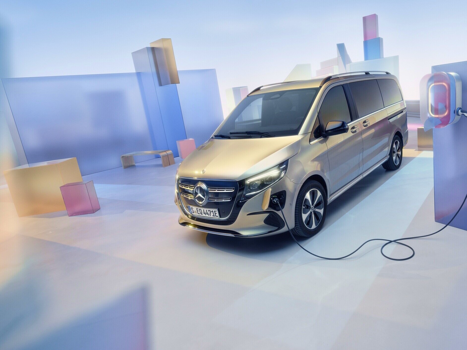 Mercedes-Benz EQV en una estación de carga.