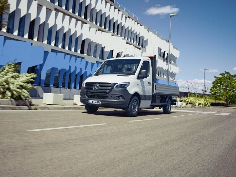 El chasis eSprinter de Mercedes-Benz en la carretera.