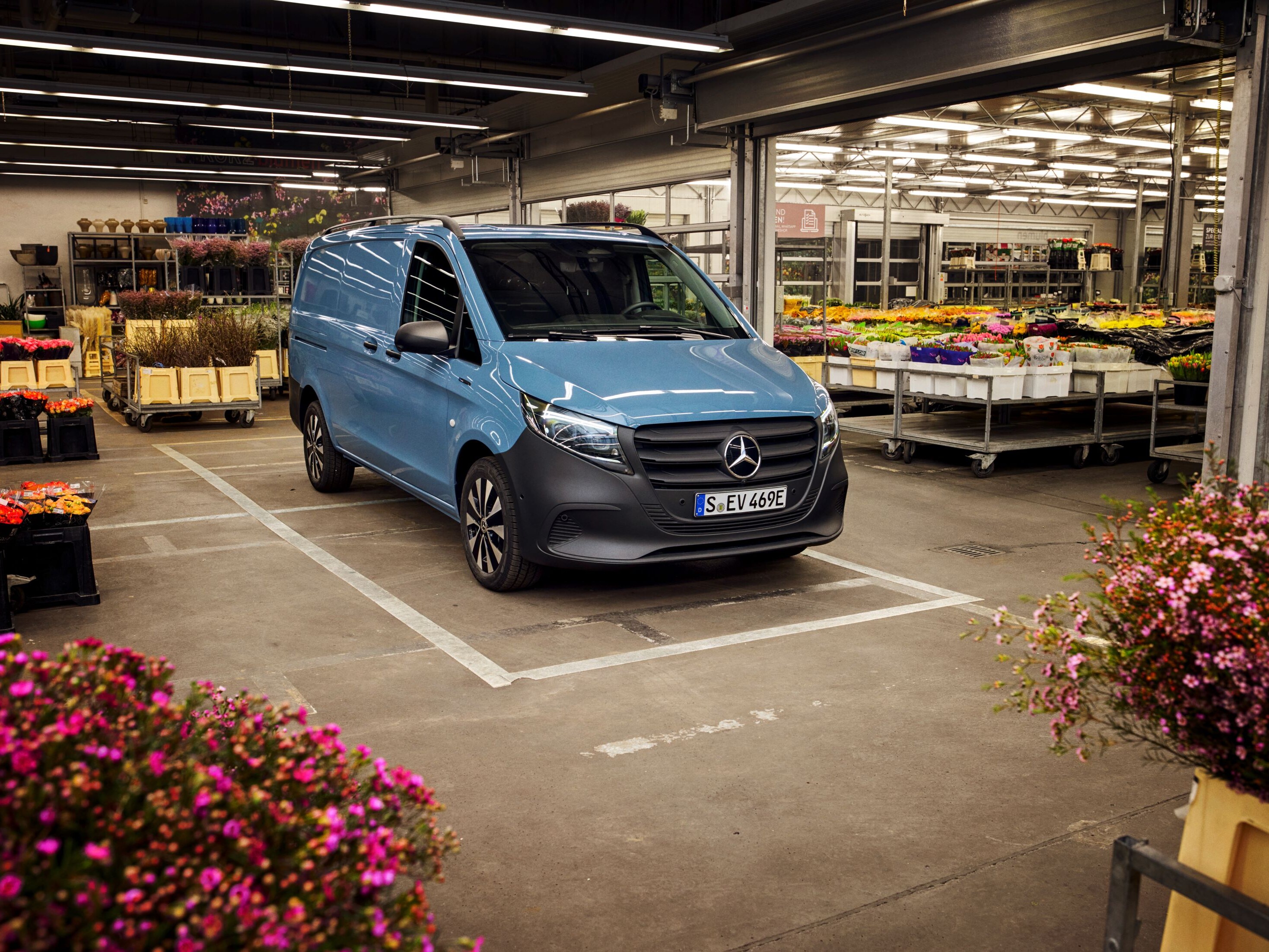 Mercedes-Benz eVito aparcada en un mercado cubierto, destacando su movilidad eléctrica y su versatilidad para el reparto y las actividades comerciales urbanas.