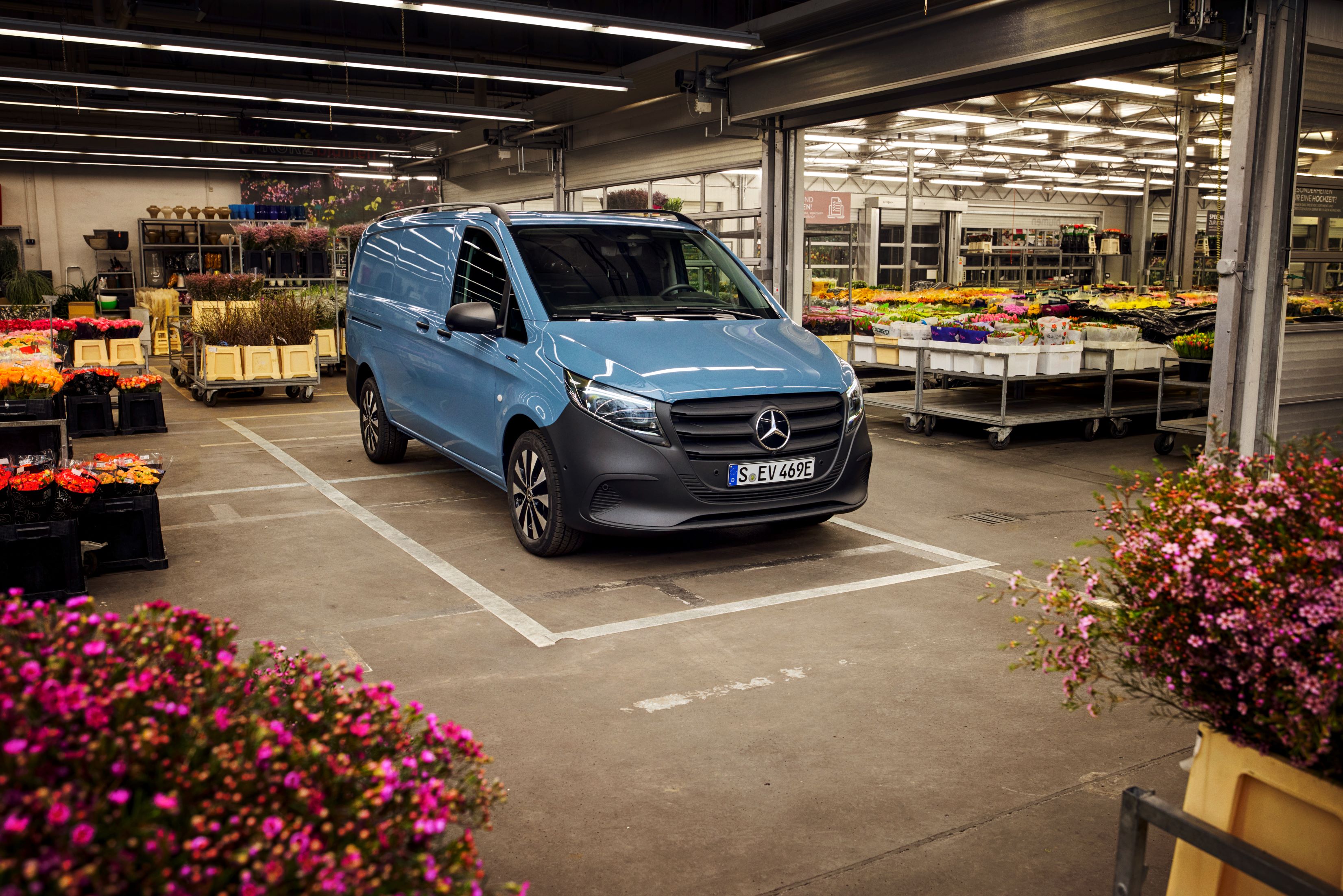 Furgonetas con propulsión eléctrica | Furgonetas Mercedes-Benz Mercedes-Benz eVito aparcada en un mercado cubierto, destacando su movilidad eléctrica y su versatilidad para el reparto y las actividades comerciales urbanas.