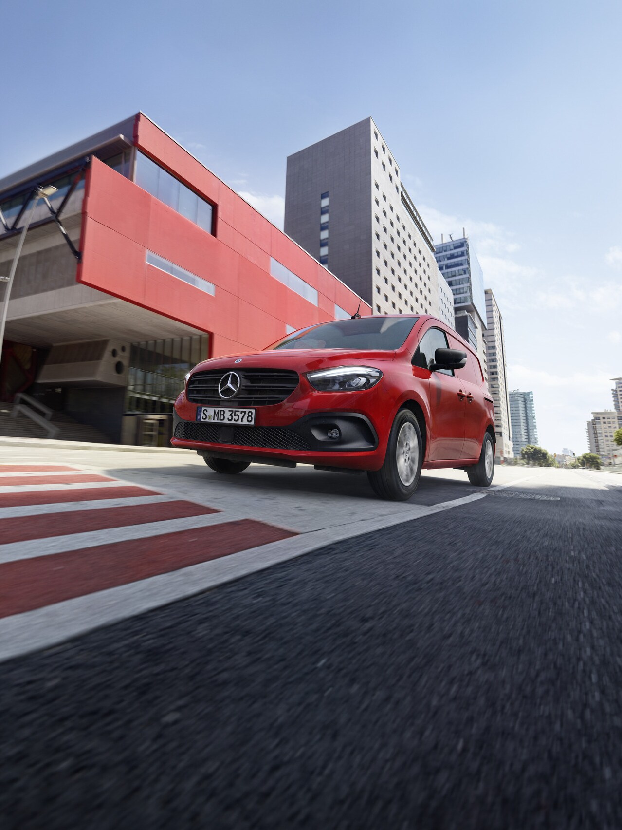 La Citan Furgón circulando por la calle.