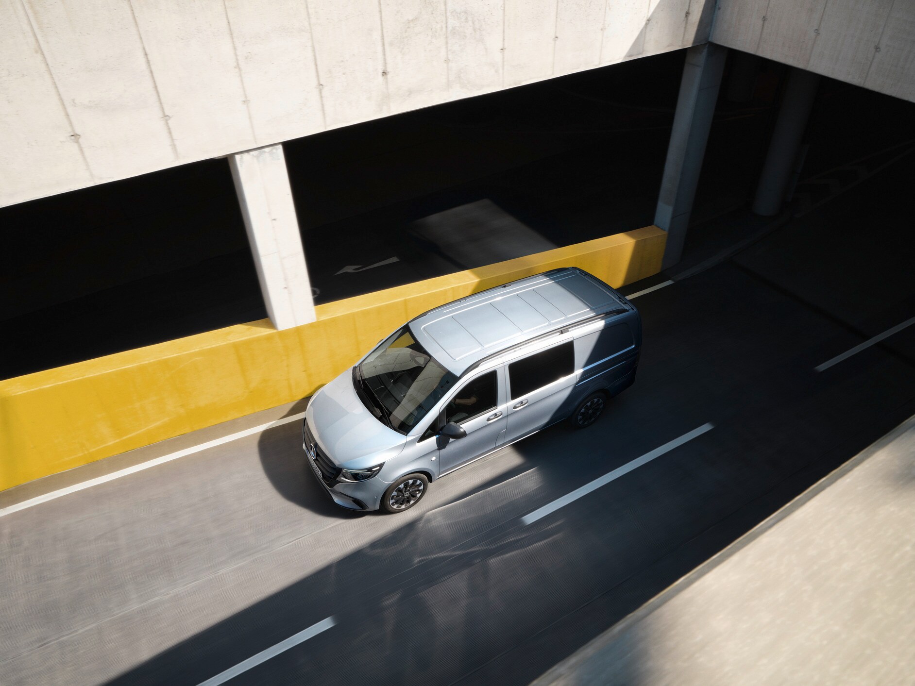 La Mercedes-Benz Vito Mixta subiendo por un camino de entrada.