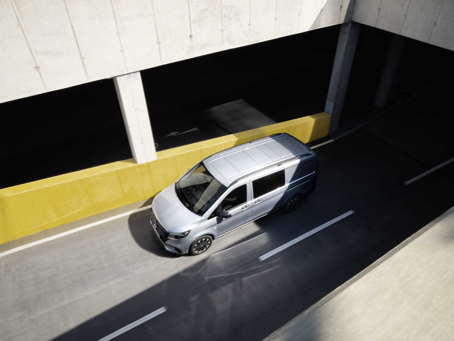 Vito Mixta | Mercedes-Benz La Mercedes-Benz Vito Mixta subiendo por un camino de entrada.