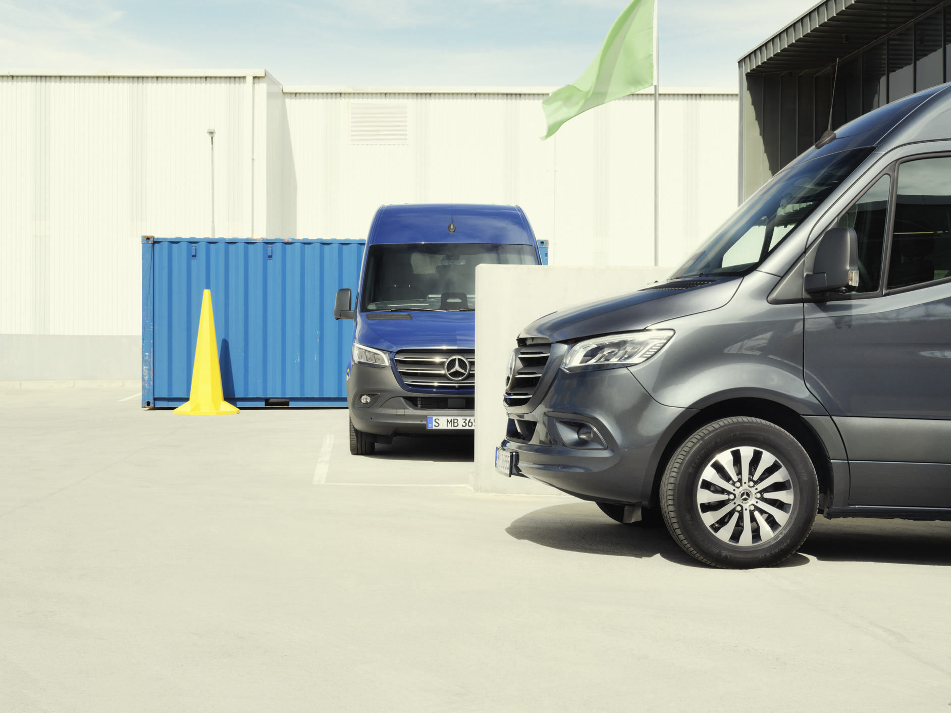 Sprinter | Mercedes-Benz Dos modelos Sprinter estacionados en una plaza de aparcamiento.