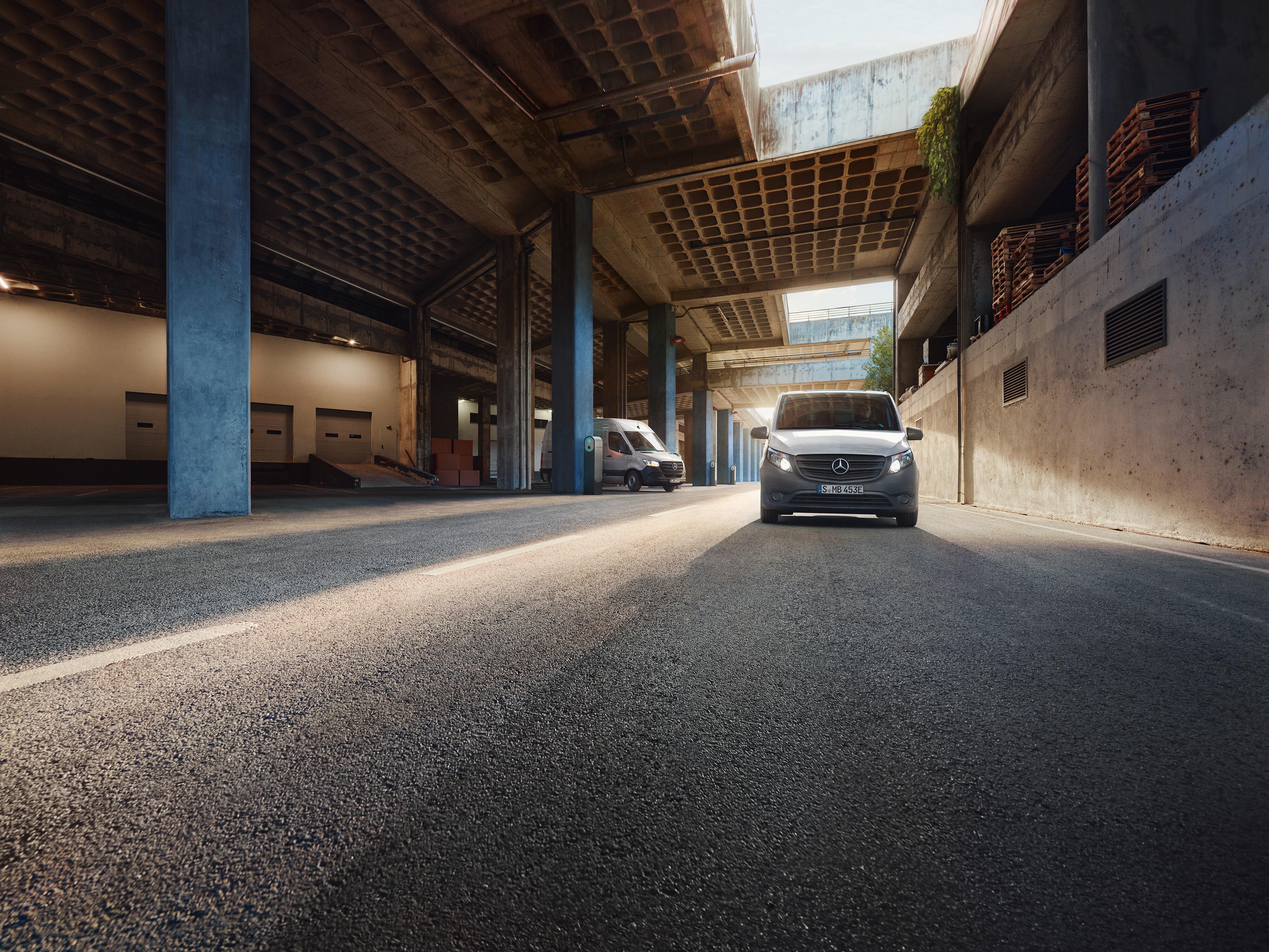 Mercedes-Benz circulando por un entorno urbano, destacando su diseño robusto y su capacidad para el transporte profesional en ciudad.