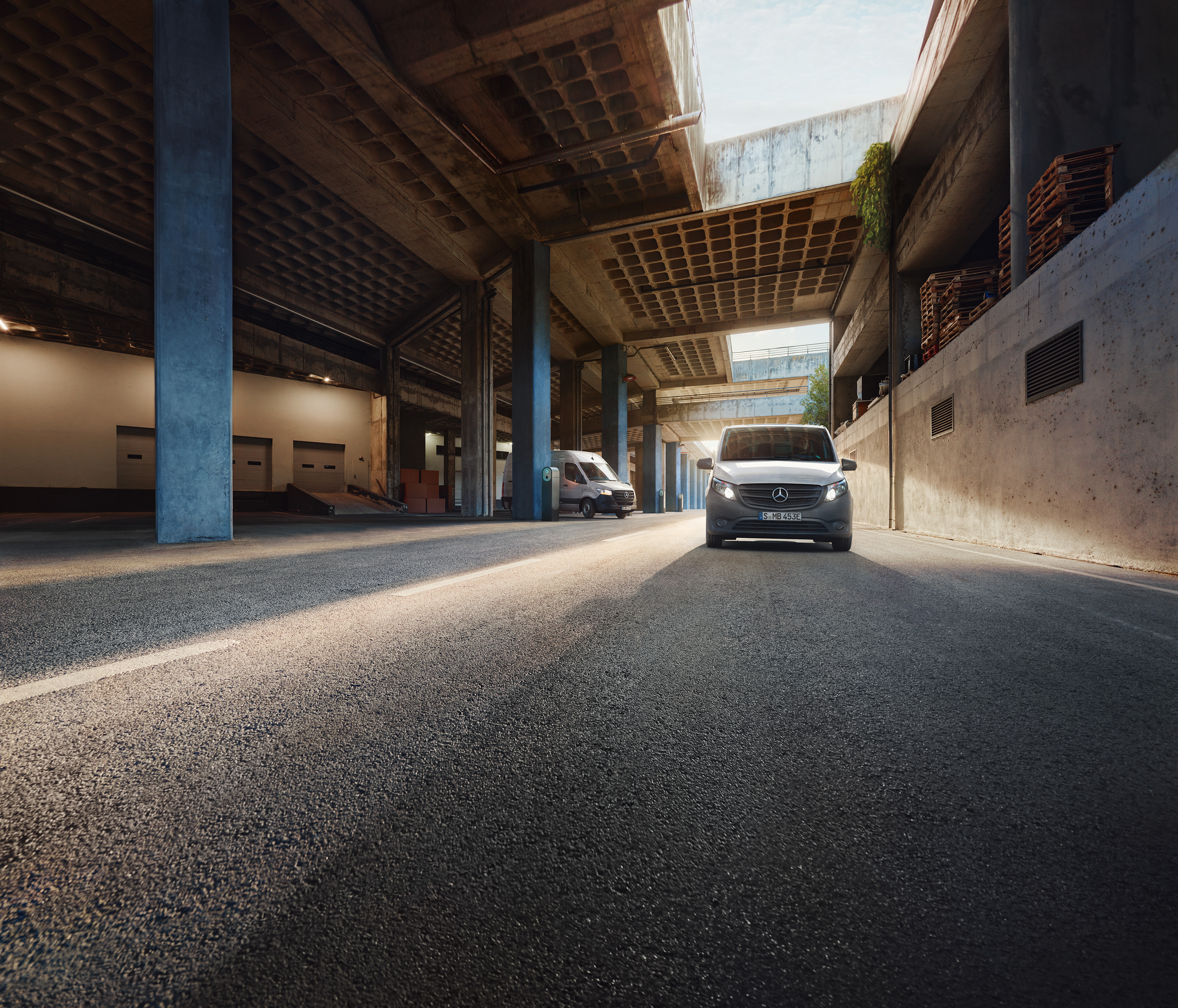 Furgonetas con propulsión eléctrica | Furgonetas Mercedes-Benz Mercedes-Benz circulando por un entorno urbano, destacando su diseño robusto y su capacidad para el transporte profesional en ciudad.
