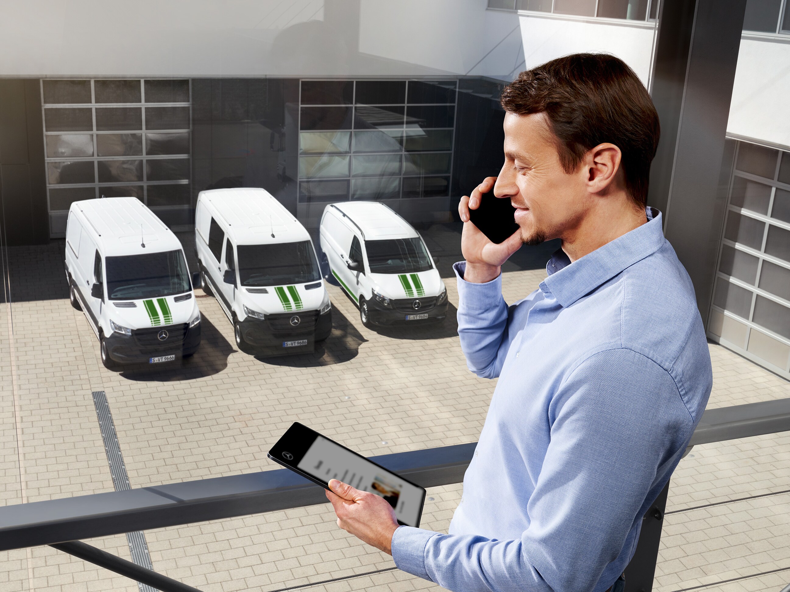 Empleado reparando una furgoneta