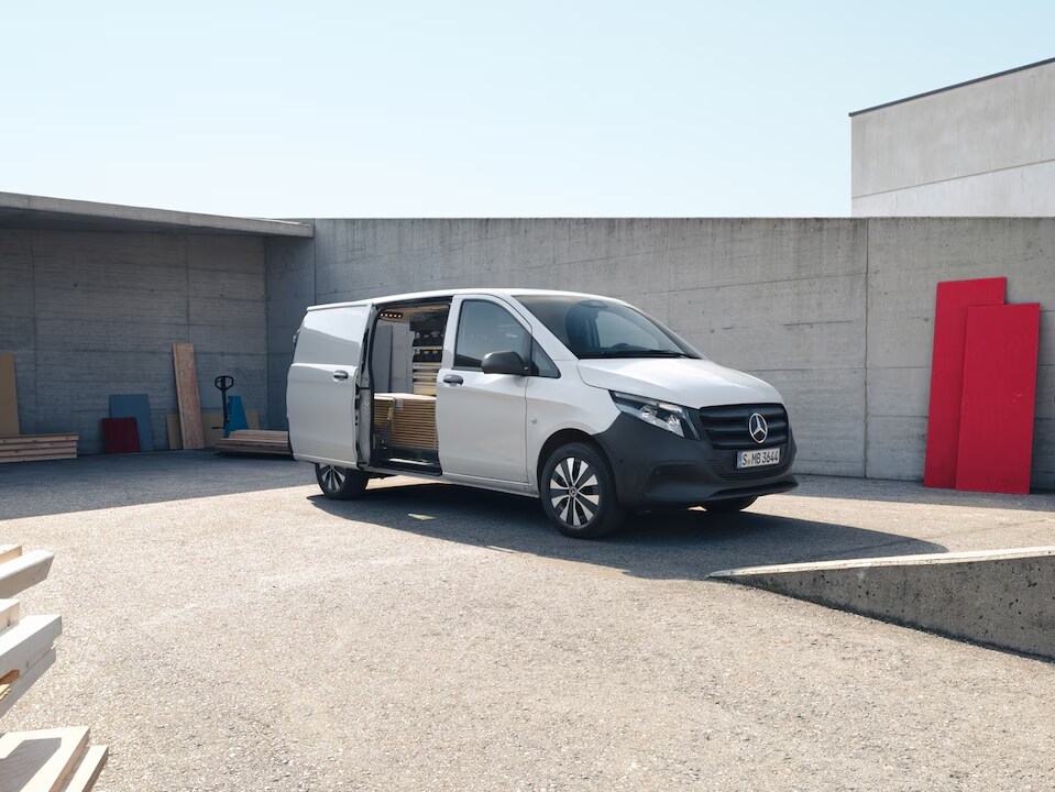 Coche Mercedes-Benz mostrado parcialmente en una gran caja de cartón con la etiqueta "Mercedes-Benz Online Store"