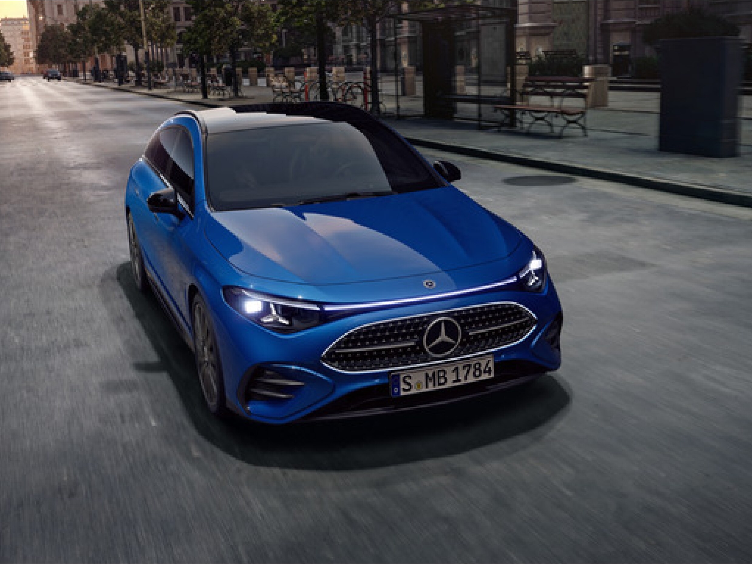 visual lateral del nuevo CLA Shooting Brake híbrido en color azul aparcado en la calle