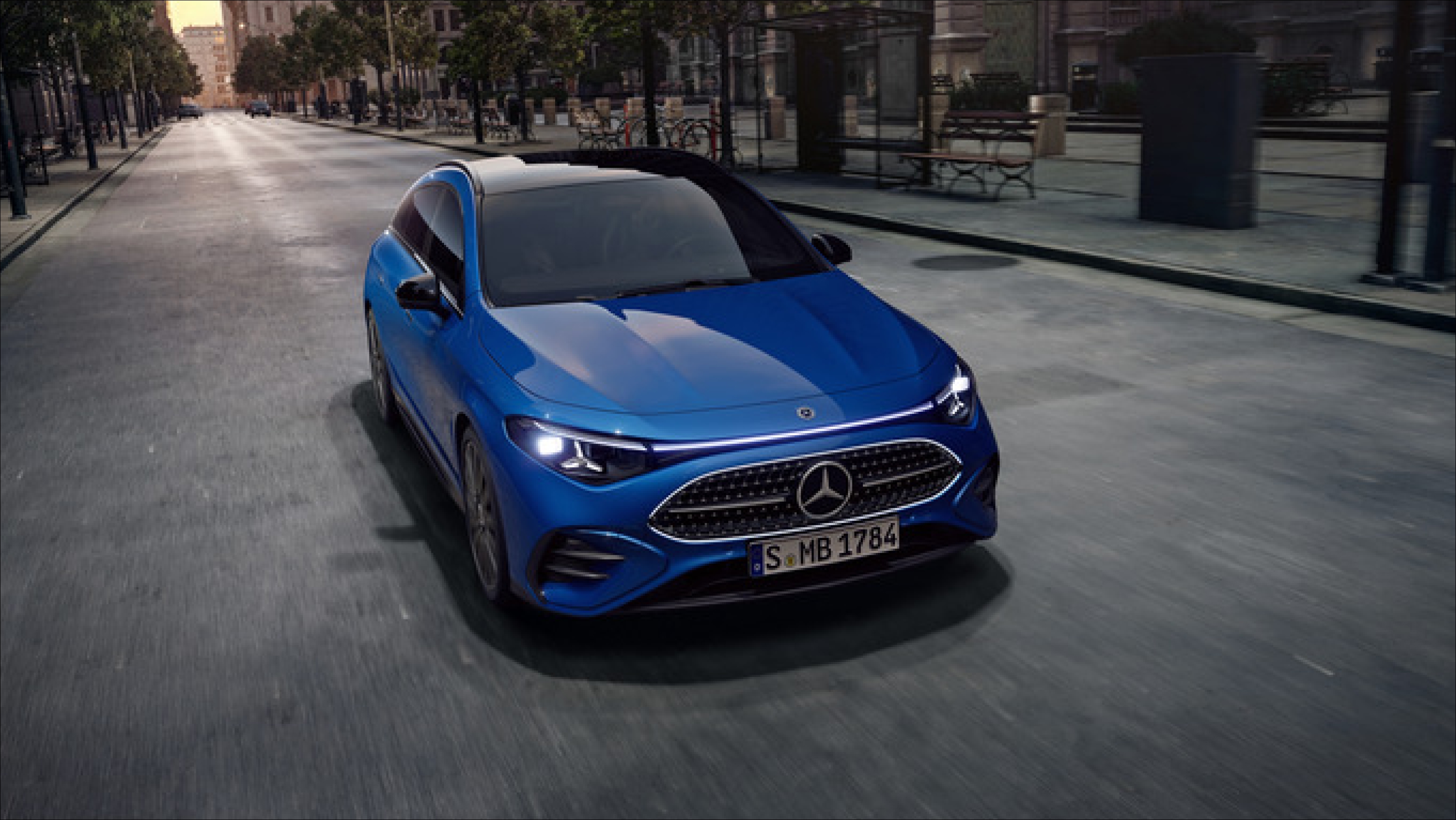 Oferta | CLA Shooting Brake Híbrido | Mercedes-Benz visual lateral del nuevo CLA Shooting Brake híbrido en color azul aparcado en la calle