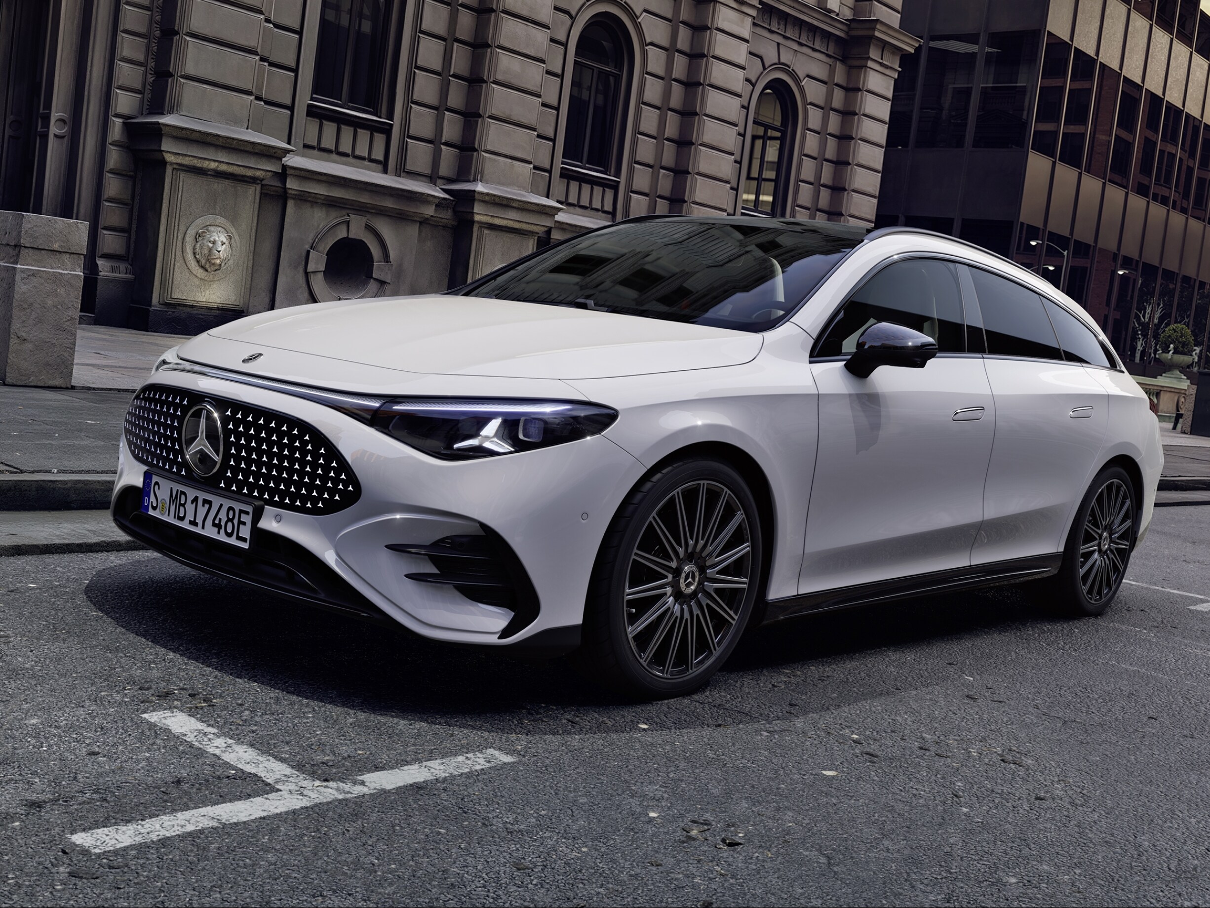visual lateral del nueco CLA Shooting Brake eléctrico en color blanco aparcado en la calle