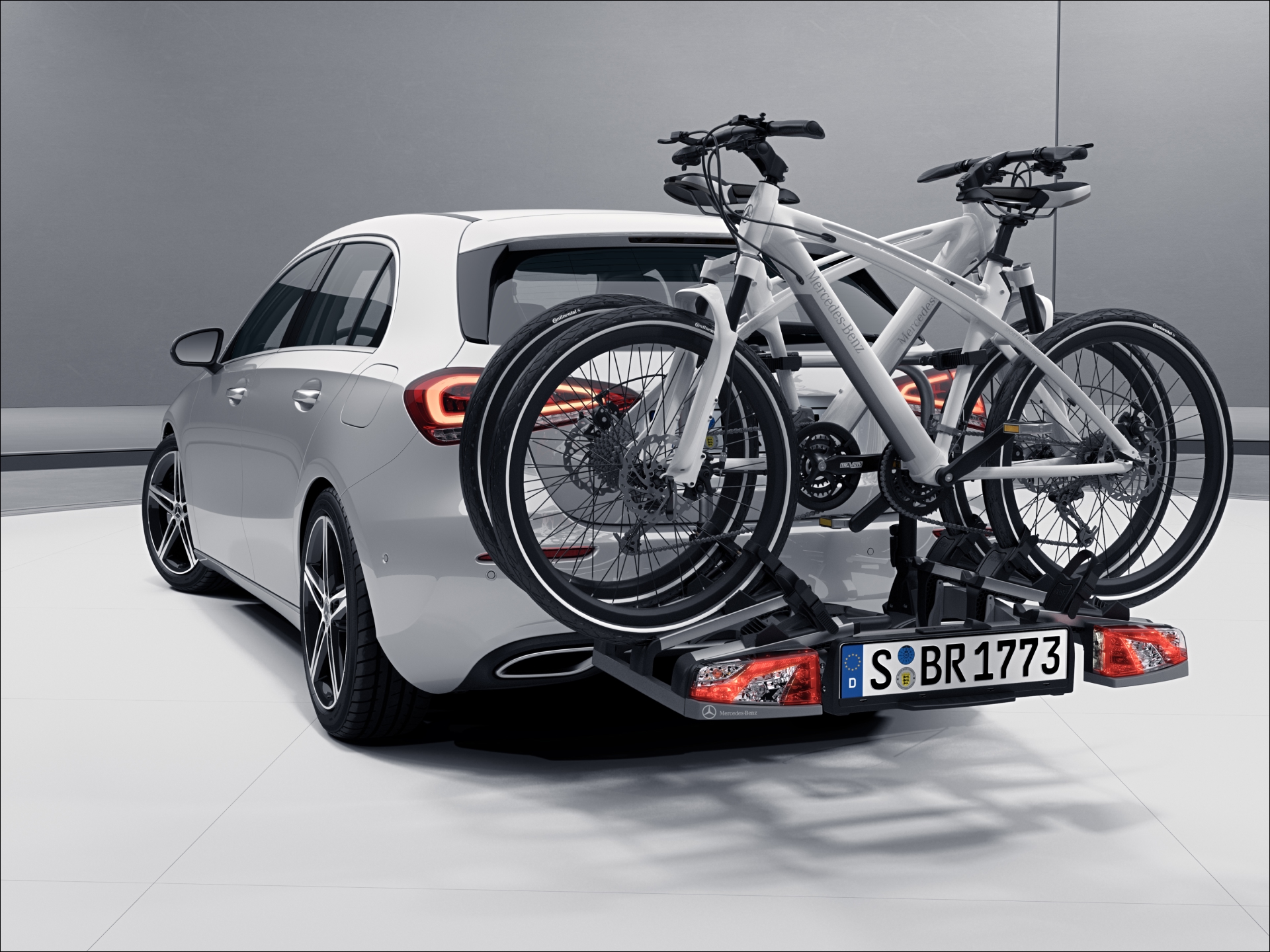 Accesorios | Mercedes-Benz visual trasero de un coche con un portabicicletas