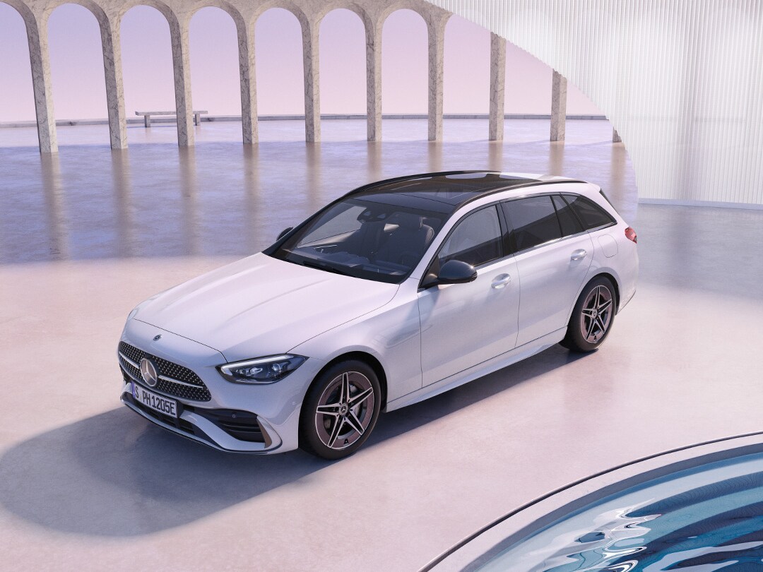 visual lateral de un Cllase C Estate blanco sobre un fondo color lila con columnas detrás