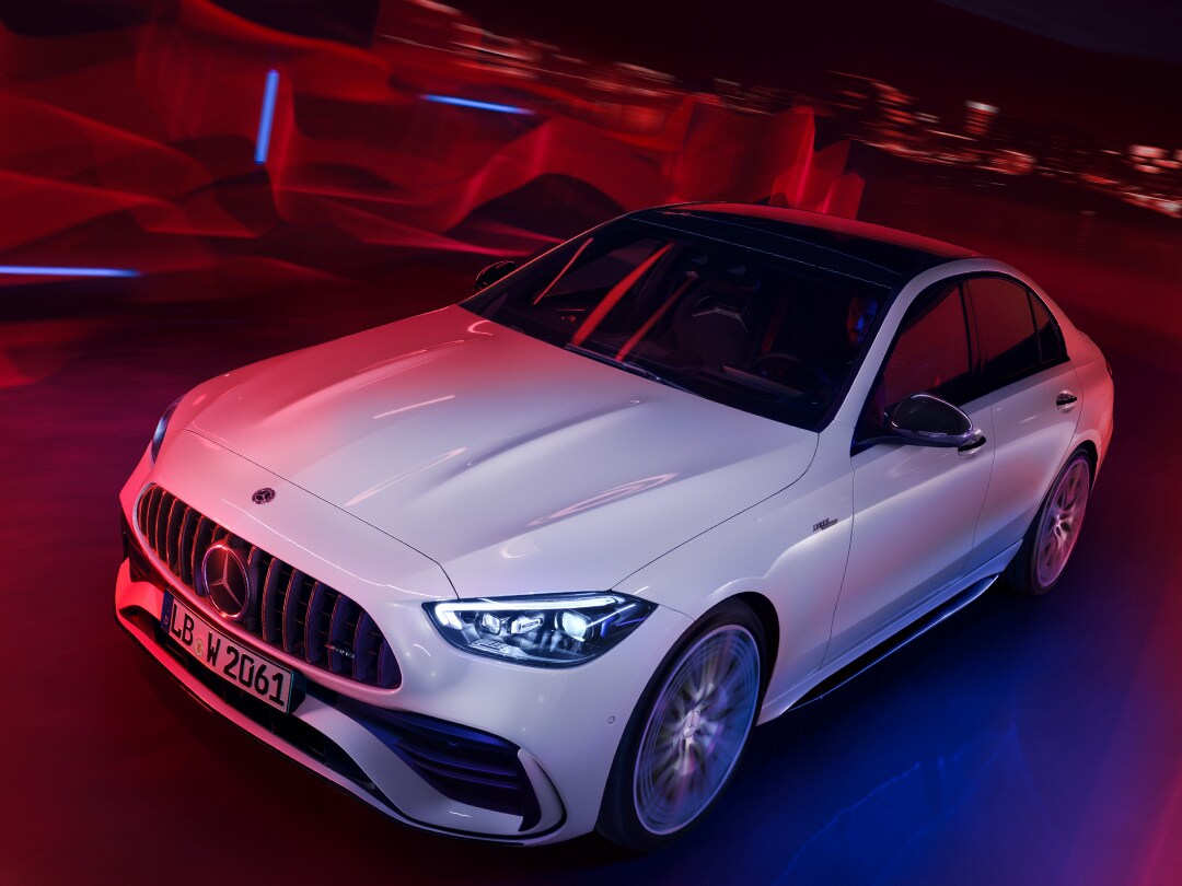 La imagen muestra un Mercedes-AMG Clase C 43 en color blanco